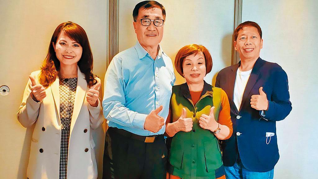 國民黨高雄市議會黨團總召童燕珍6日率議員陳美雅及黃紹庭等人北上,力勸李四川出馬參選市長。(童燕珍提供)