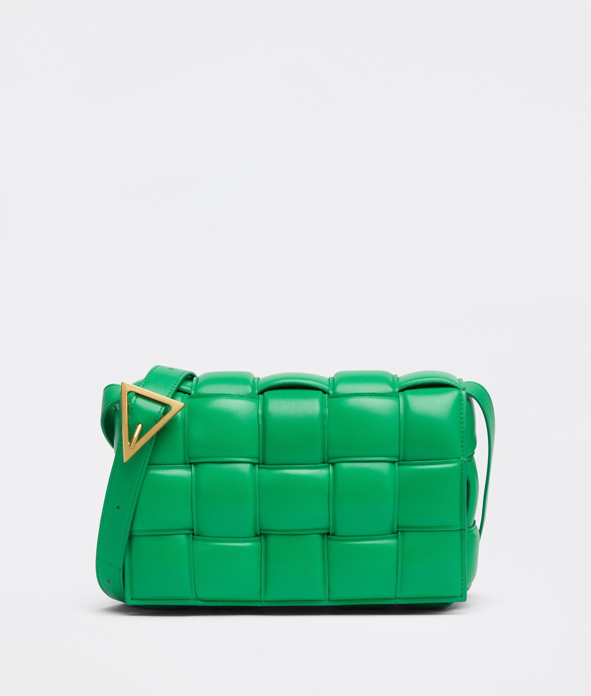 鸚鵡綠Padded Cassette編織小羊皮肩背包 NT$107,500 Bottega Veneta。(Bottega Veneta提供)