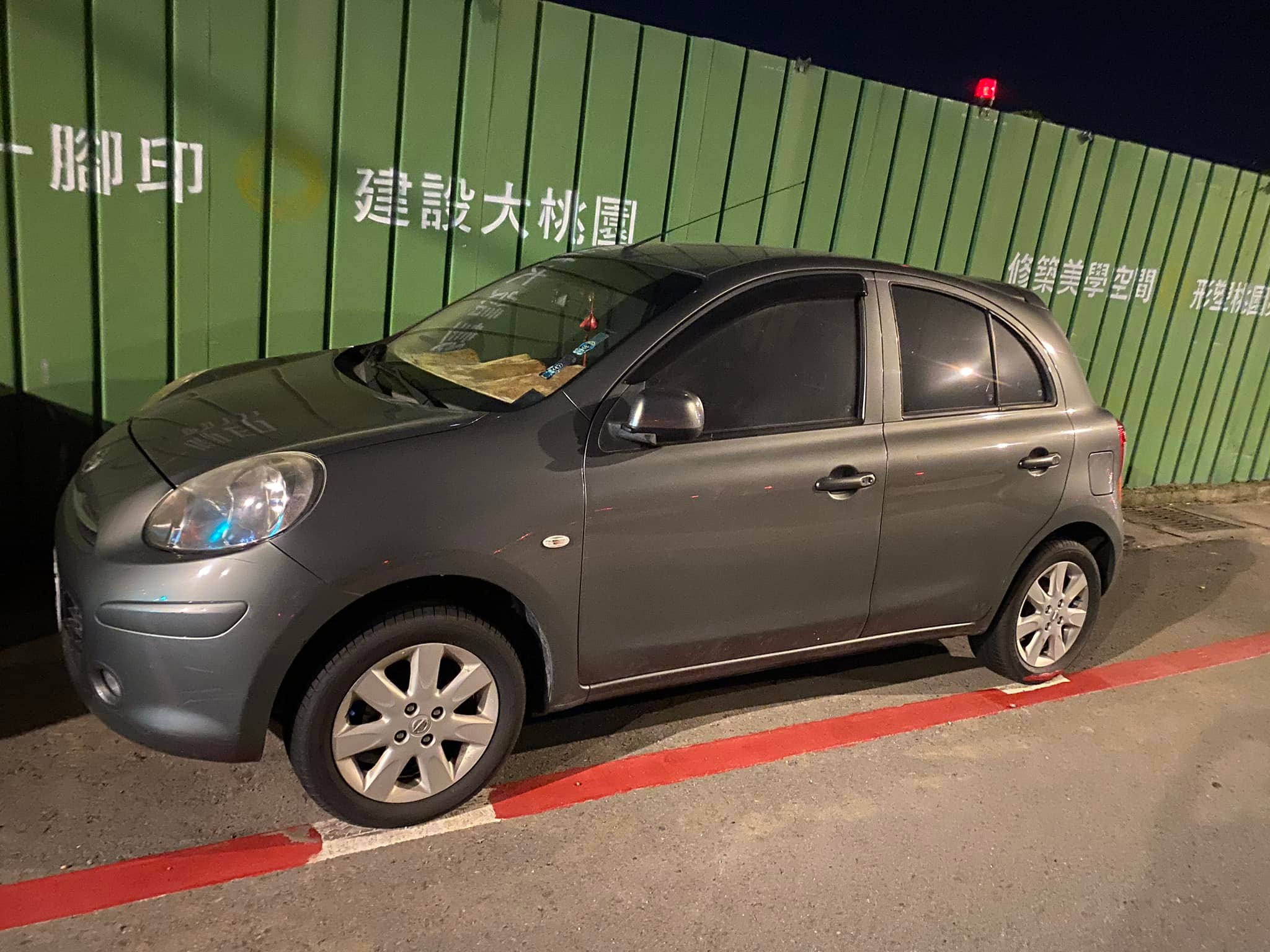 有網友po文抱怨自己原本停車在白線上，結果回去開車時，標線竟然被漆成紅線，還因此被開了一張罰單。（翻攝自爆怨公社）