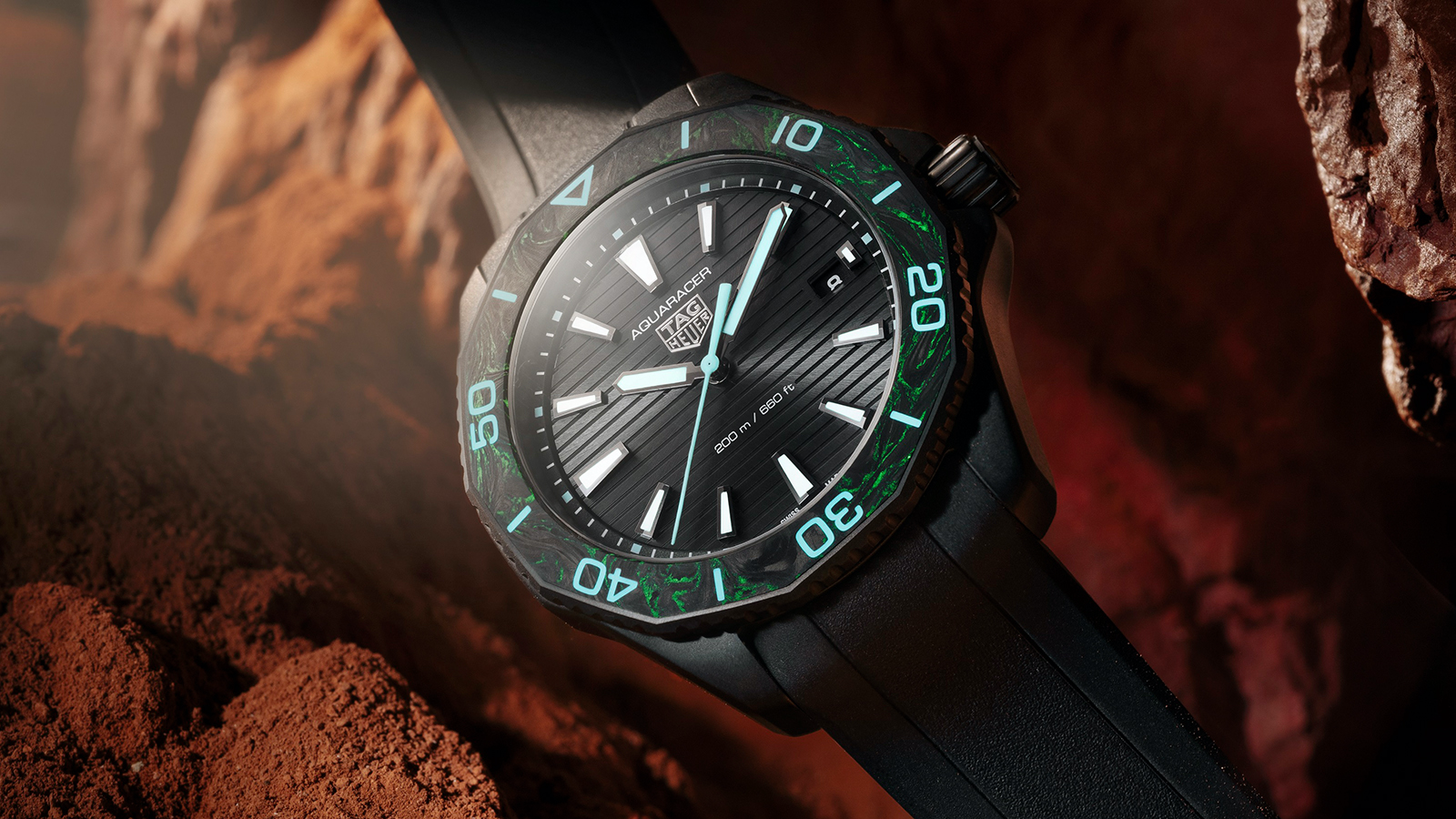 Aquaracer Professional 200 Solargraph｜錶徑40mm／黑色DLC不鏽鋼錶殼／時、分、秒、日期指示／TH50-00太陽能機芯／防水200米／參考售價NT$ 97,600