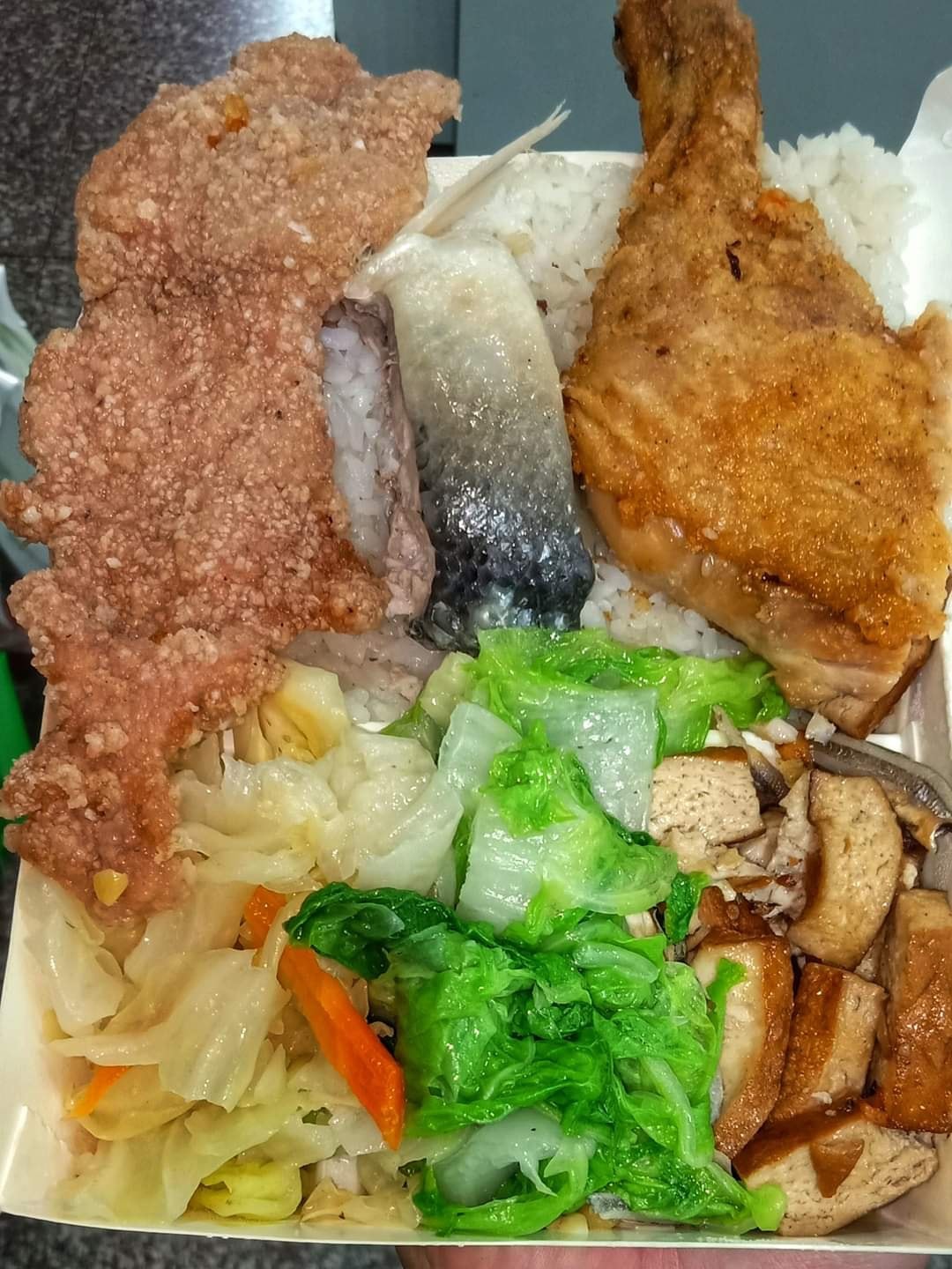 網友在分享CP值超高的自助餐便當,引發熱烈迴響。(翻攝自臉書爆料公社)