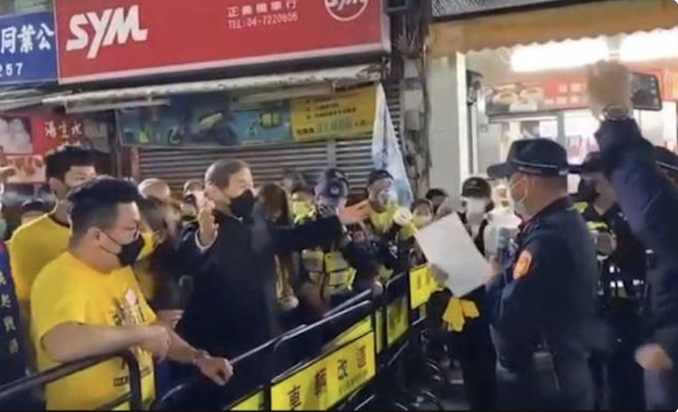 白狼張安樂與警方在大甲媽現場針鋒相對。（警方提共）