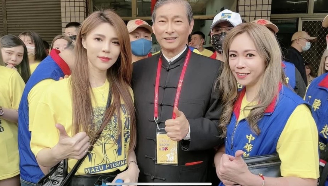 張安樂與女星張懷媗及贏政黨部主委李家葳。（翻攝張懷萱臉書）