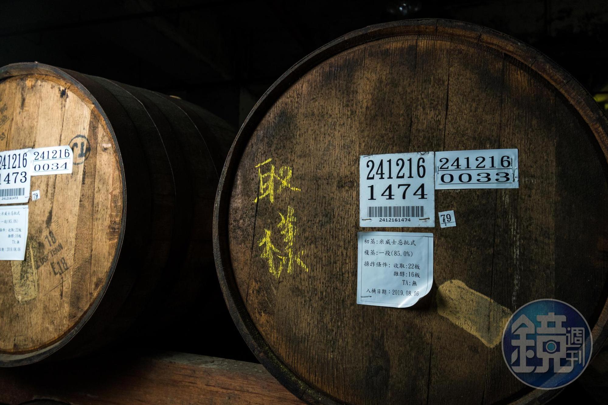 酒窖裡有許多威士忌實驗酒款，包括用台灣米做米威士忌。