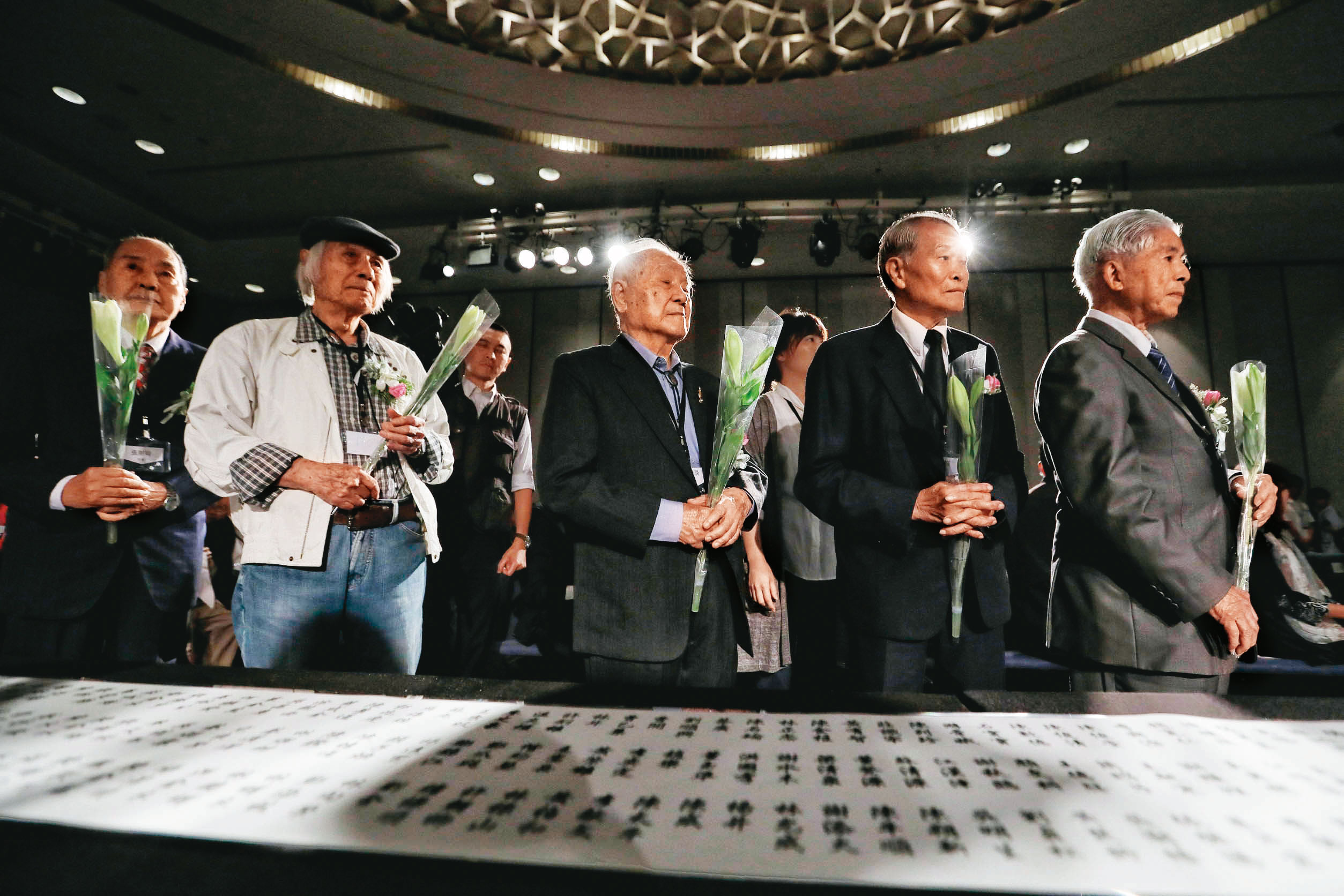 促轉會先後公告撤銷上千位白色恐怖與228事件受難者的有罪判決，邀請相關家屬參加儀式，並強調記取歷史教訓，還給受難者清白。（總統府提供）
