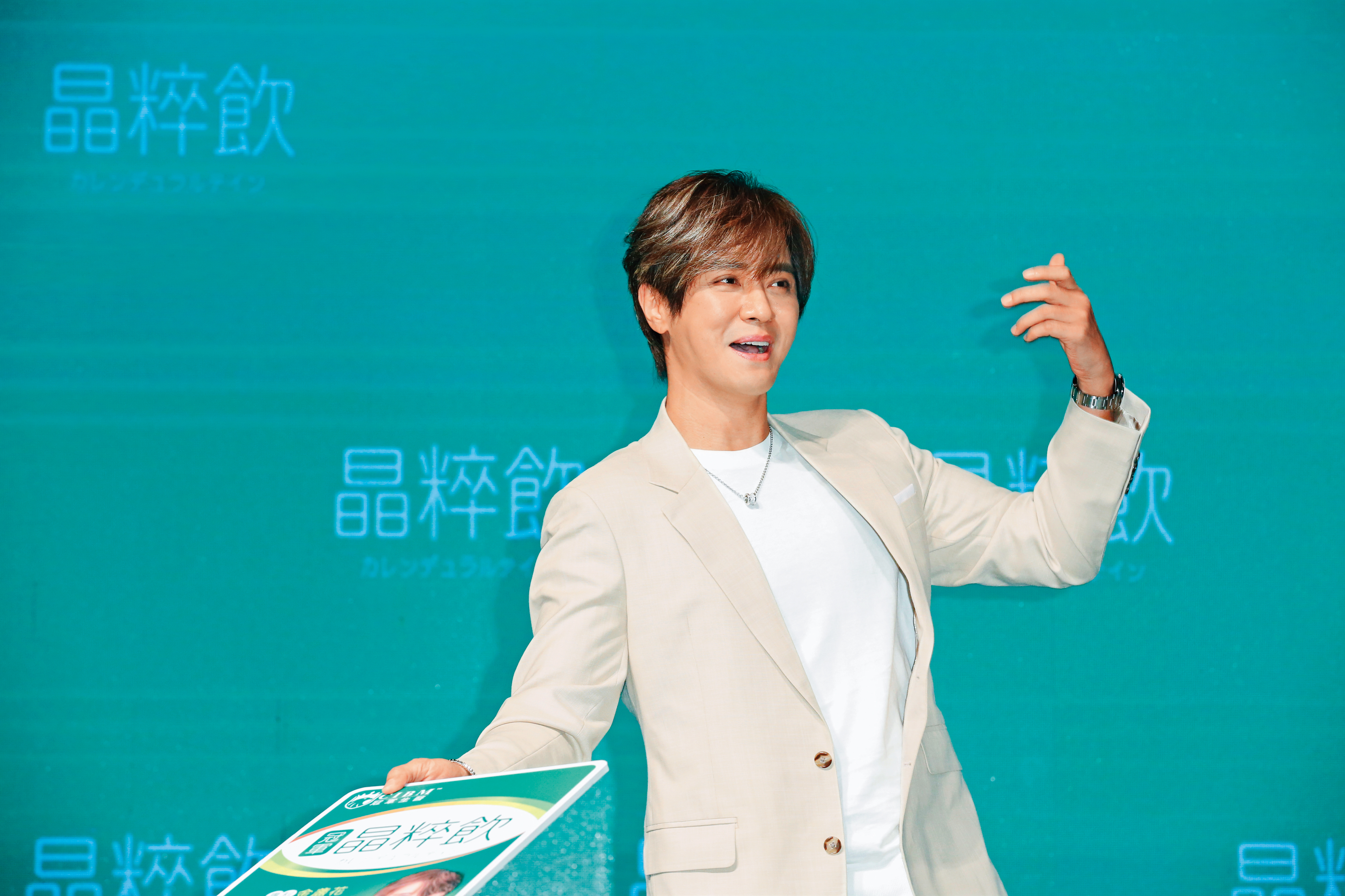 主持人直誇小豬眼睛超有神、超有電，要跟他保持1.5公尺，害小豬羞到當場來個綜藝摔。