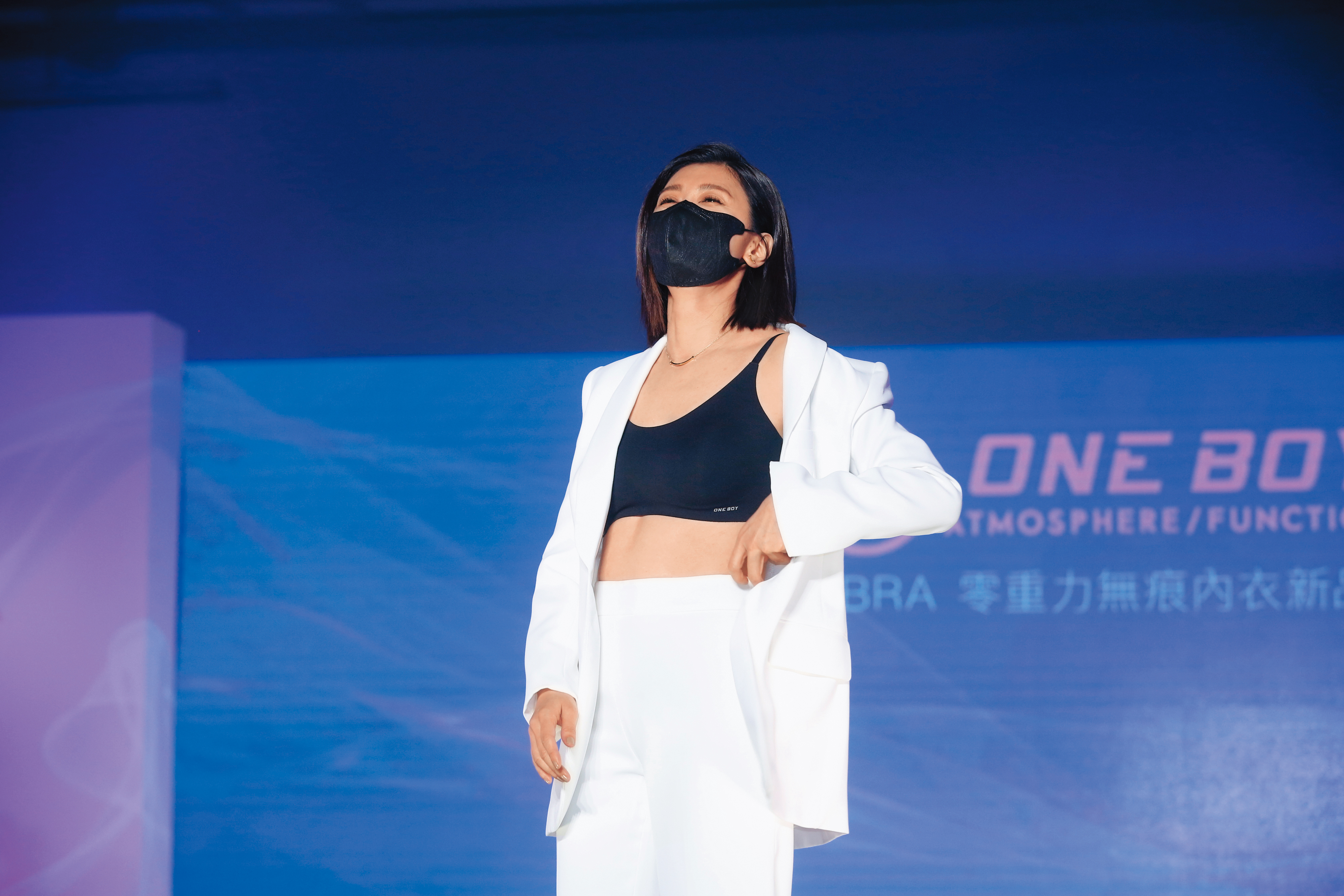 賈靜雯時隔20年再代言內衣，小秀蠻腰與川字腹肌。