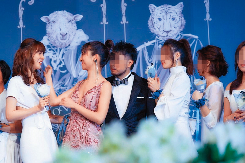 潔西卡(左一)算是小有名氣的貼身經紀人,當初高雋雅(左二)結婚時,她擔任伴娘。(翻攝自jessica IG)