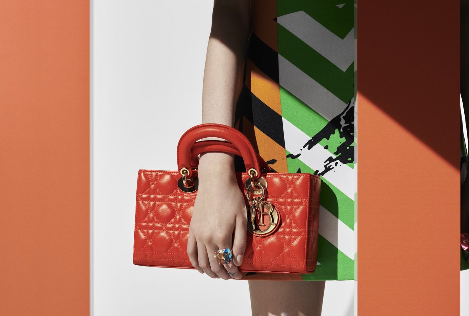 Lady D-Joy肩背包以橫向視角重新詮釋Lady Dior包款。（Dior提供）