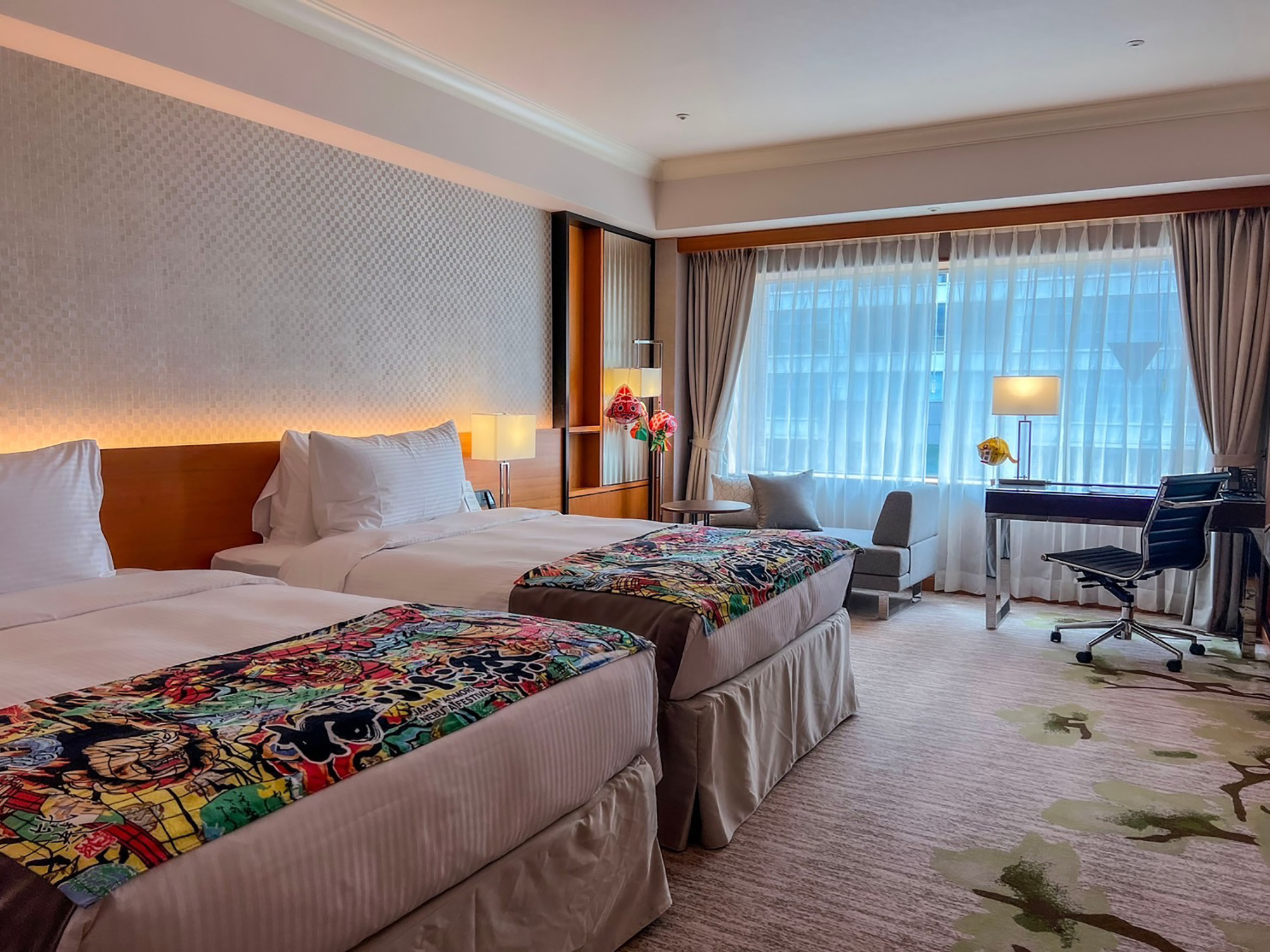 JR東日本大飯店台北推出青森睡魔祭主題客房，特別使用睡魔床尾巾進行裝飾。（JR東日本大飯店台北提供）