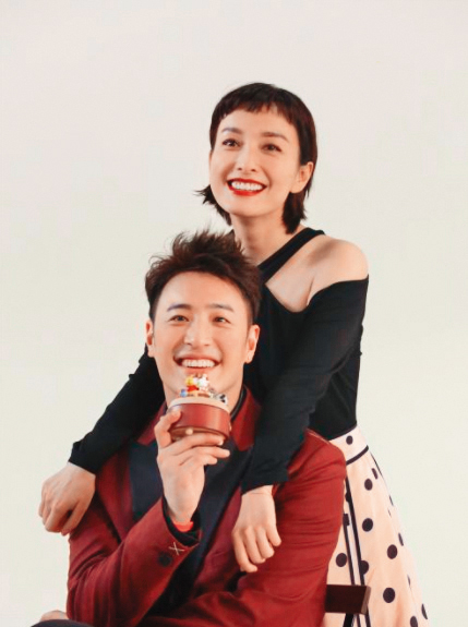 潘瑋柏明明就有空姐老婆Luna，不過在節目中跟吳昕愛得跟真的一樣。（網路圖片）
