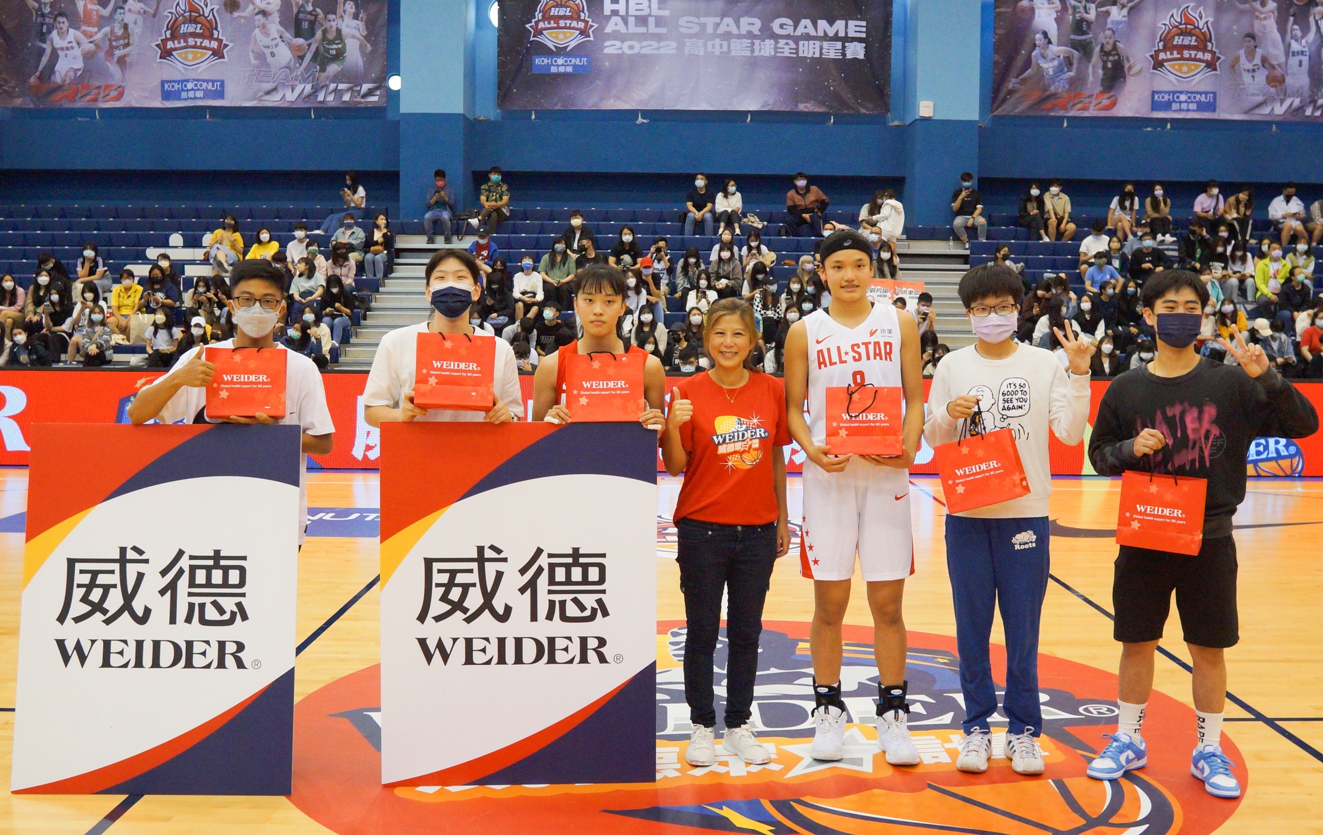 威德力挺籃球運動，不但籌辦「WEIDER 威德眾星獎助計畫」，每年提供500萬元獎助學金，並積極贊助HBL總決賽賽事活動，兩年下來總共捐助達1200萬，用具體行動展現企業社會責任。左二：威德獎學金得主 北一女中蔡佑蓮、左三： 北一女中彭詩婷、圖中：威德亞洲執行副總Maria Chen、右三：淡水商工蕭豫玟（威德提供）