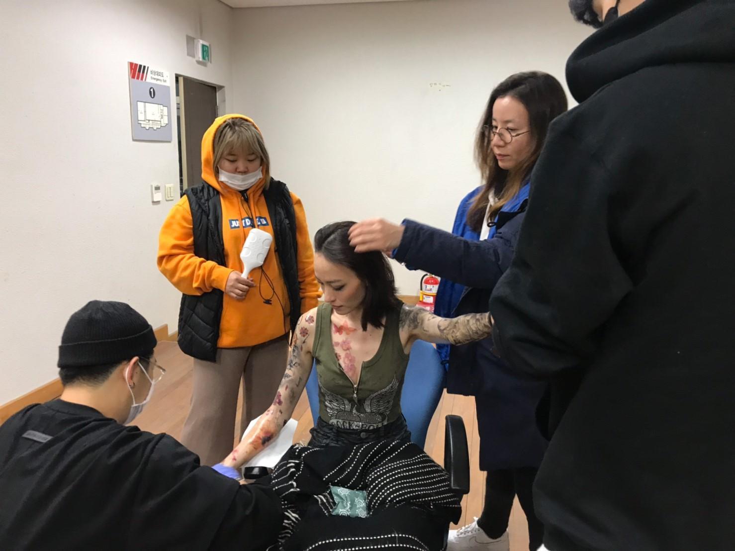 姚以緹身上的紋身都是貼紙，回家卻怎樣都搓不掉，最後得用膠布慢慢黏除。（青春期影視娛樂有限公司提供）