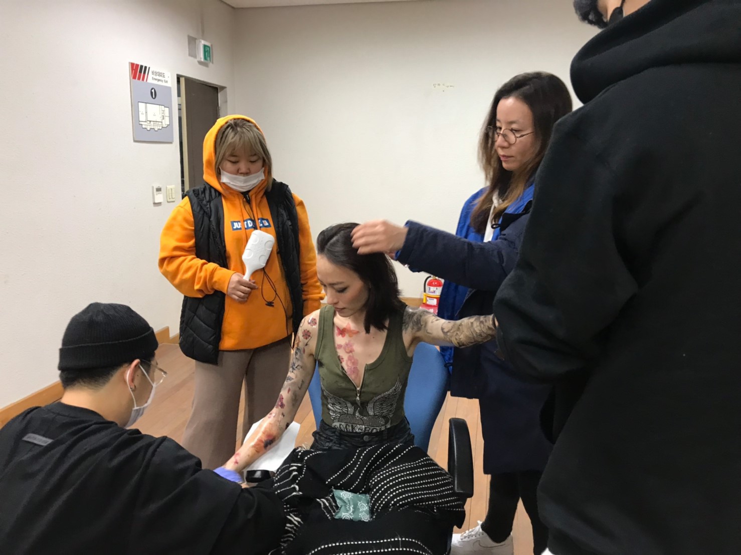 姚以緹身上的紋身都是貼紙,回家卻怎樣都搓不掉,最後得用膠布慢慢黏除。(青春期影視娛樂有限公司提供)