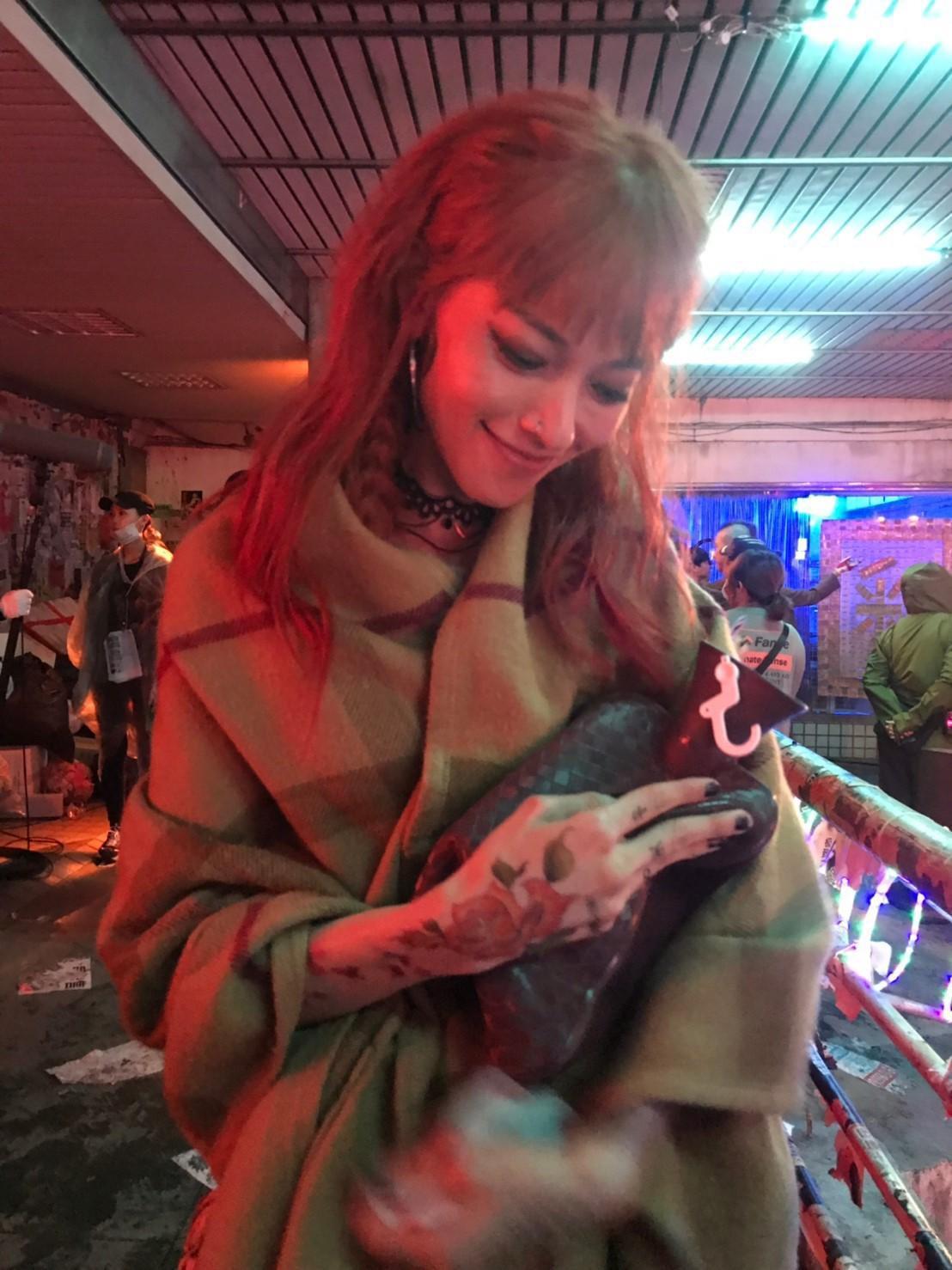 拍韓片《夜叉：浴血諜戰》與朴海秀有對手戲，對方貼心地將熱水袋借給姚以緹使用。（青春期影視娛樂有限公司提供）