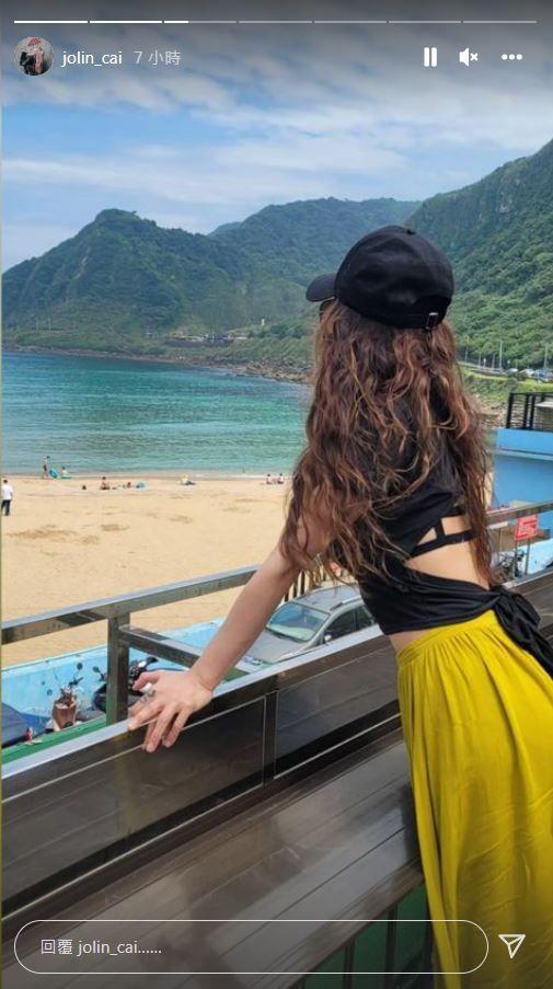 蔡依林雖然打扮低調，但秀出美背。（翻攝自蔡依林IG）