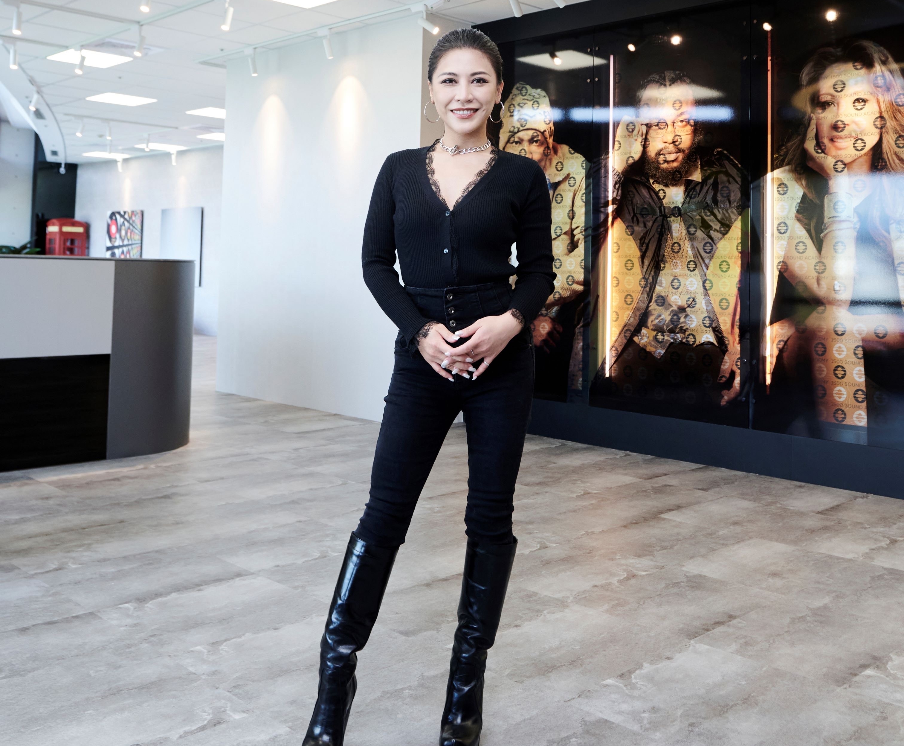 艾怡良透露原先設定是唱跳歌手，卻意外踏上創作之路的插曲。（1500聲量音創學院提供）