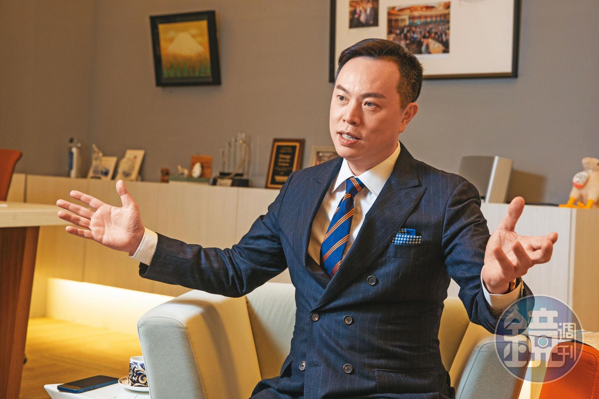 許欽堯口才辨給,是典型的人來瘋。