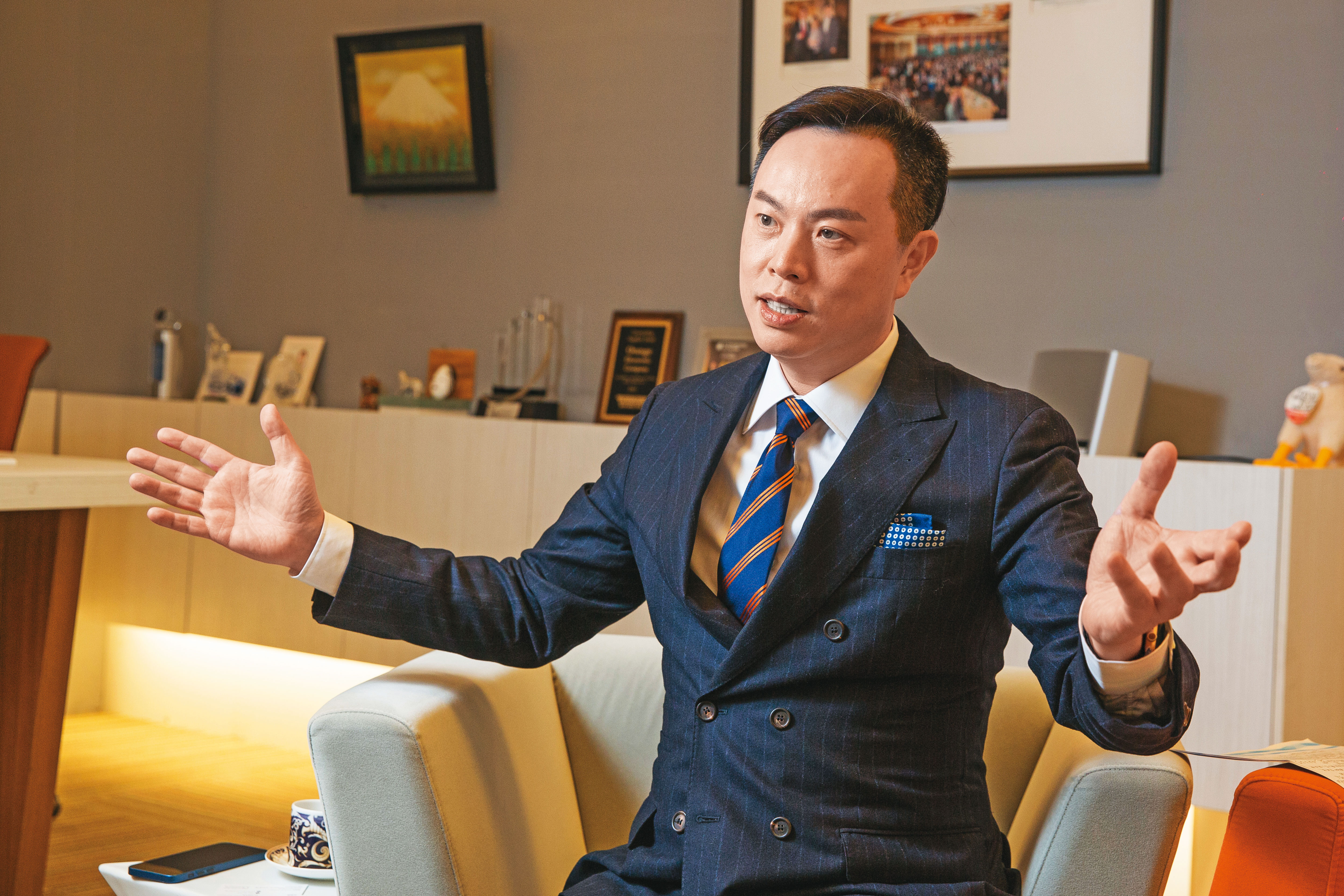 許欽堯口才辨給，是典型的人來瘋。