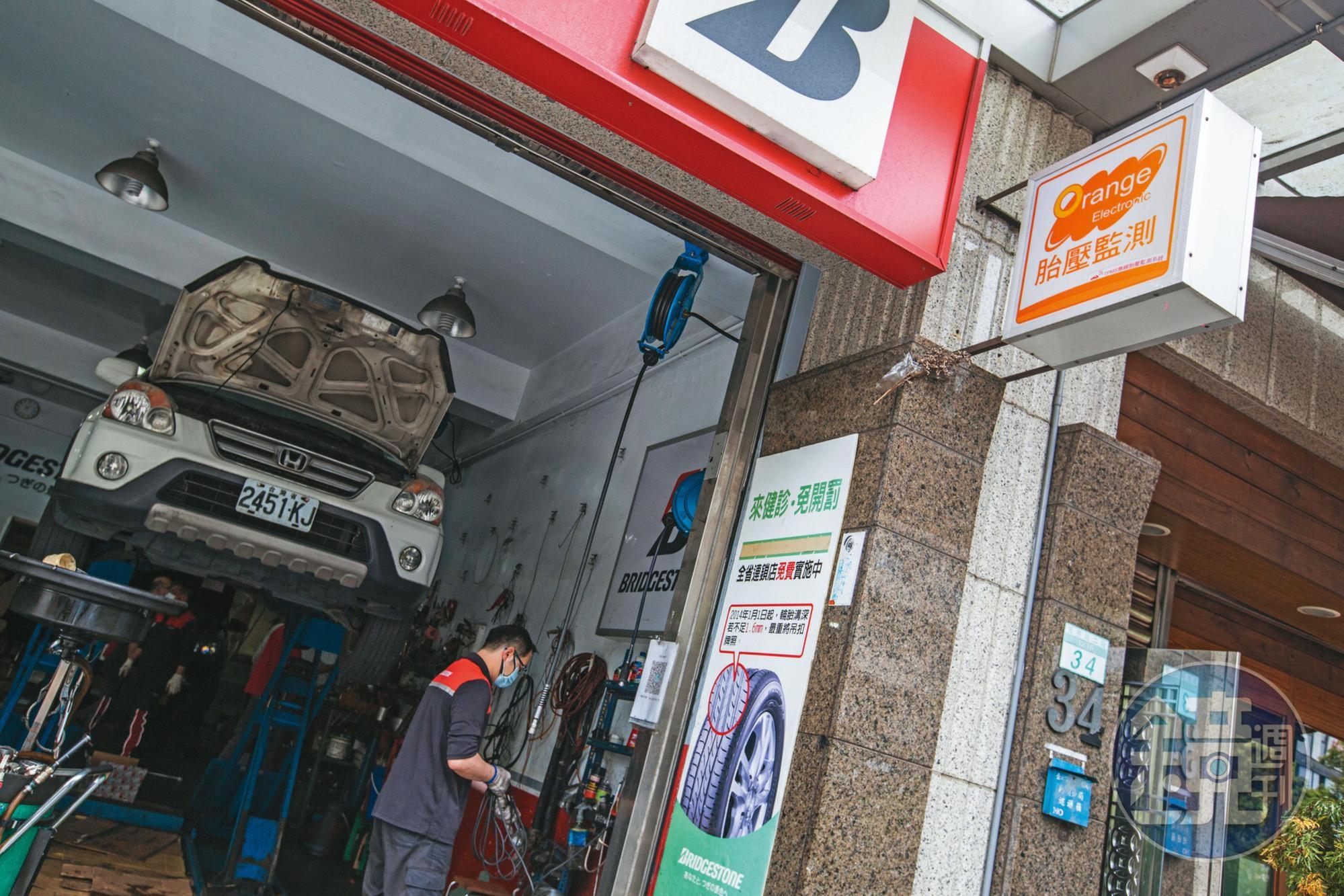 許欽堯仿效銀行在便利商店掛ATM廣告燈箱,在輪胎店外掛上橙的招牌打知名度。