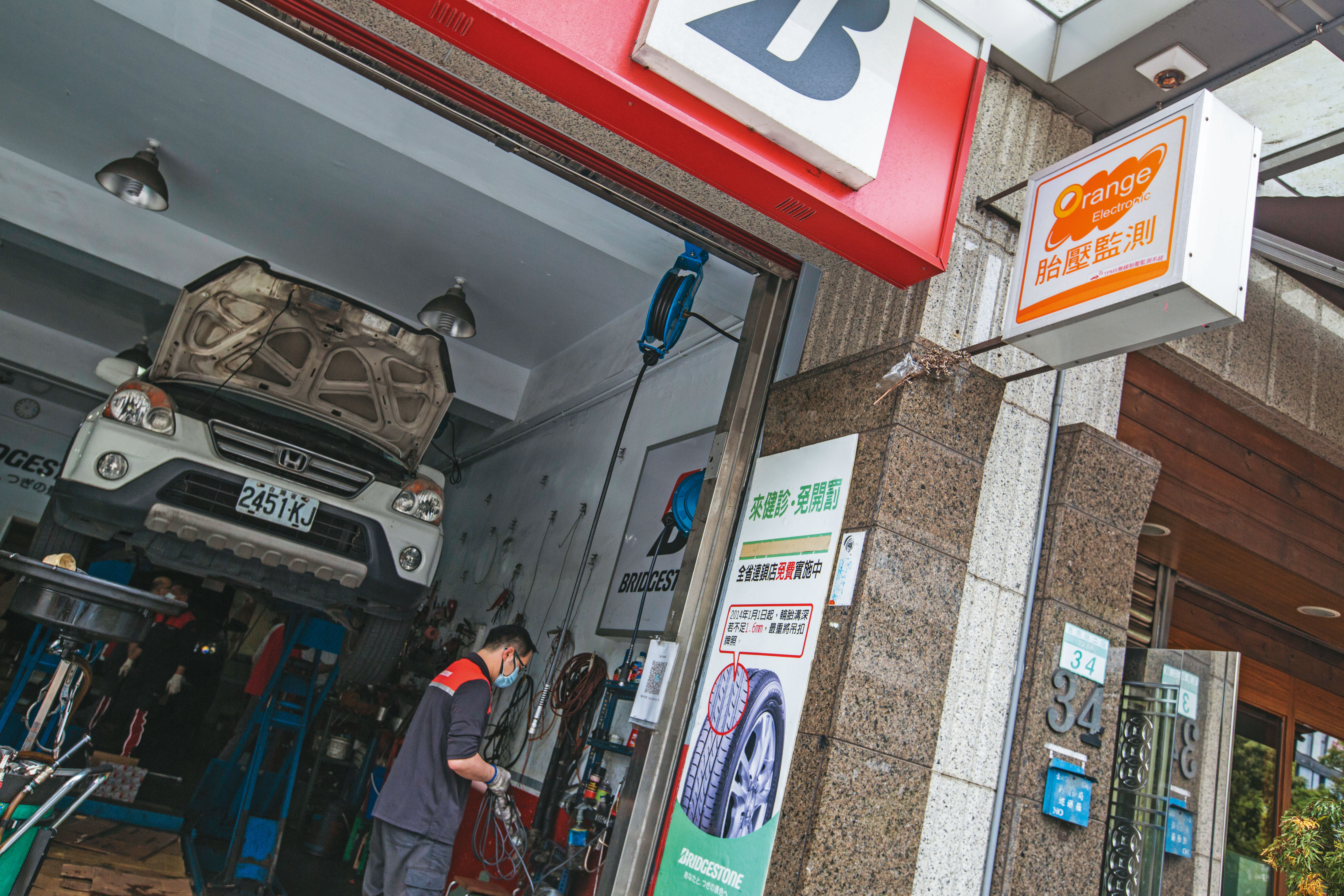 許欽堯仿效銀行在便利商店掛ATM廣告燈箱，在輪胎店外掛上橙的招牌打知名度。
