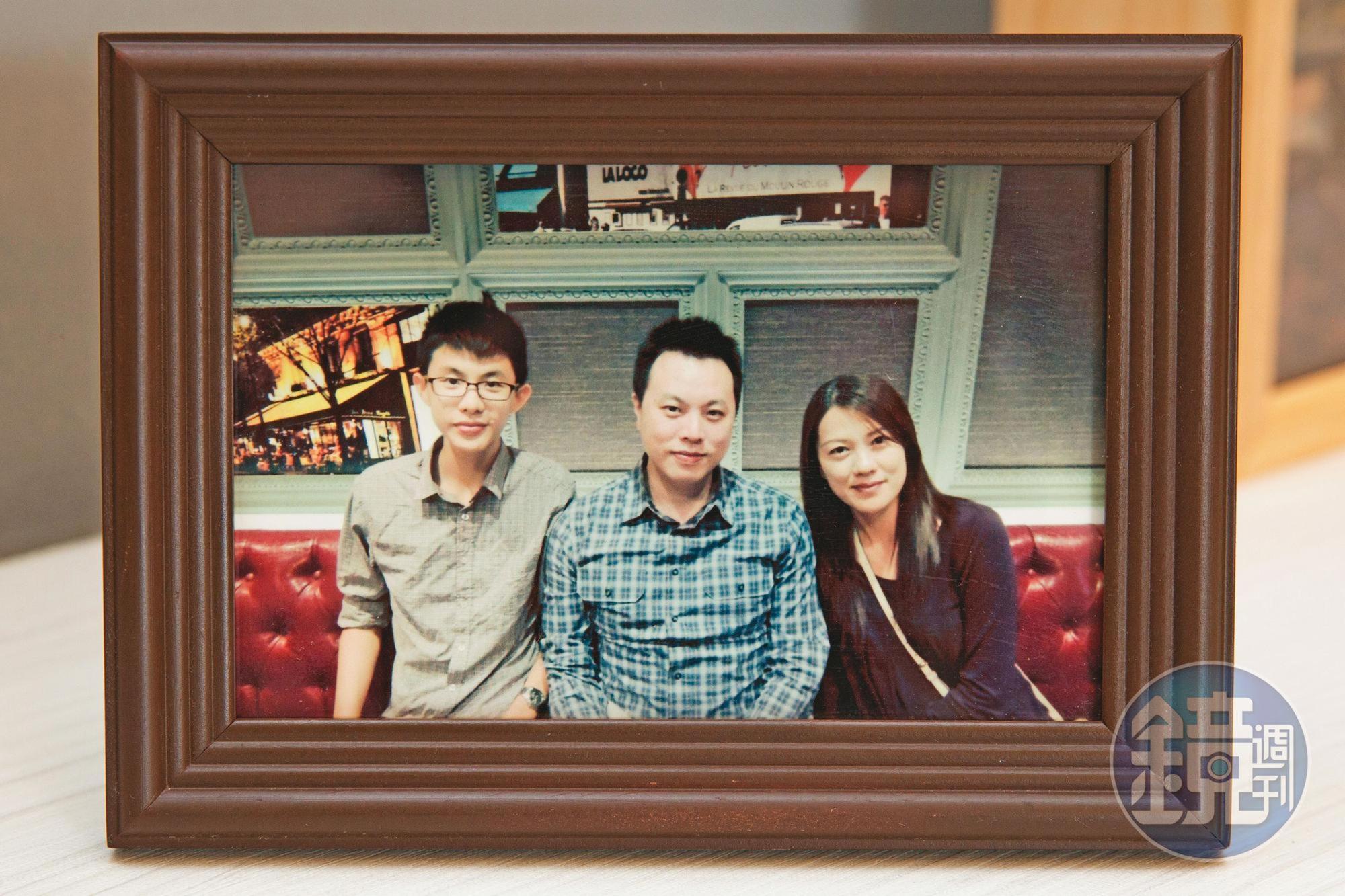 許欽堯(中)愛運動,太太(右)曾是排球國手,獨子(左)身高超過190公分,在義大利當模特兒。(許欽堯提供)