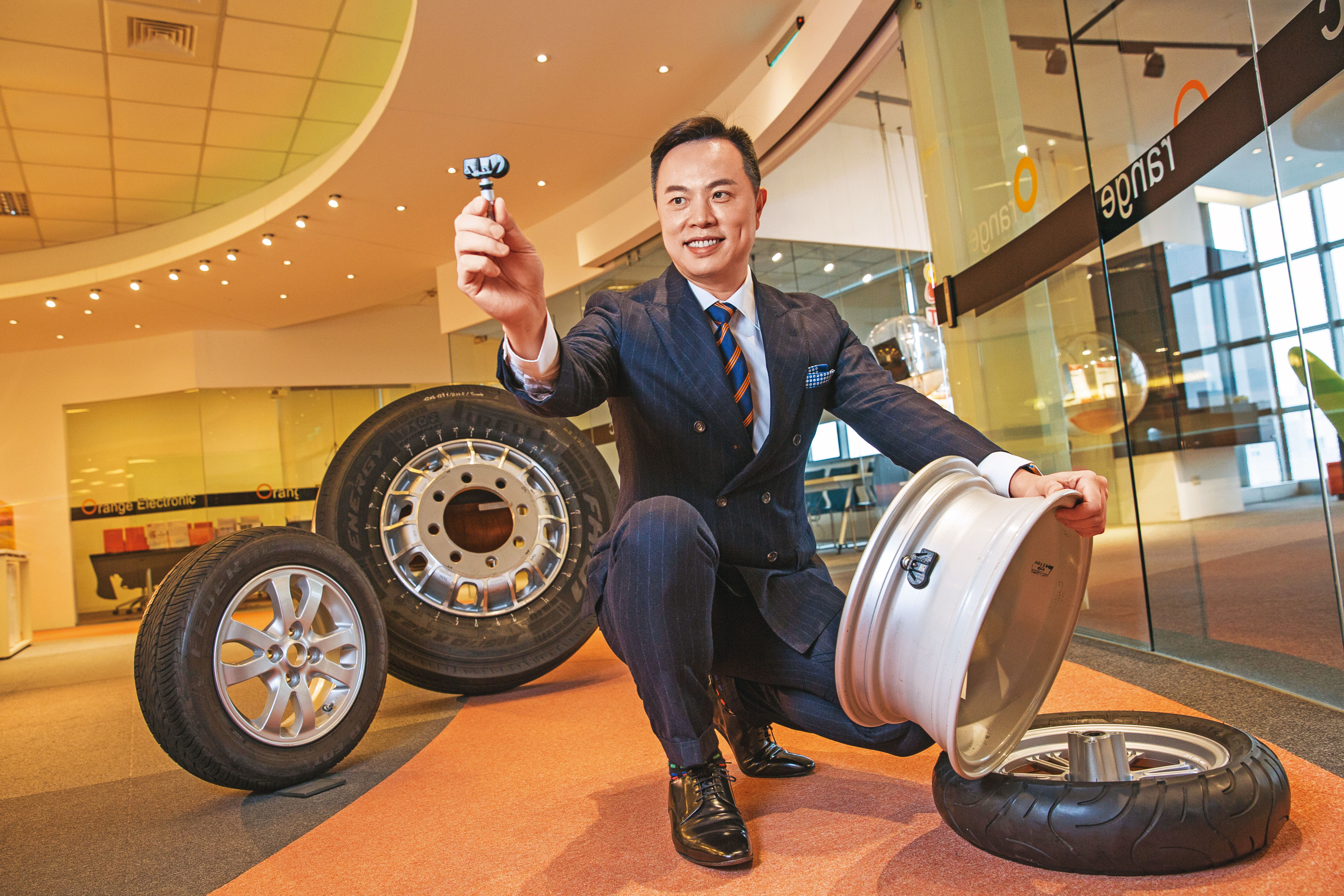 原本在中華汽車當工程師的許欽堯，看好法規帶來新商機，投入胎壓監測器，去年營收4.57億元。