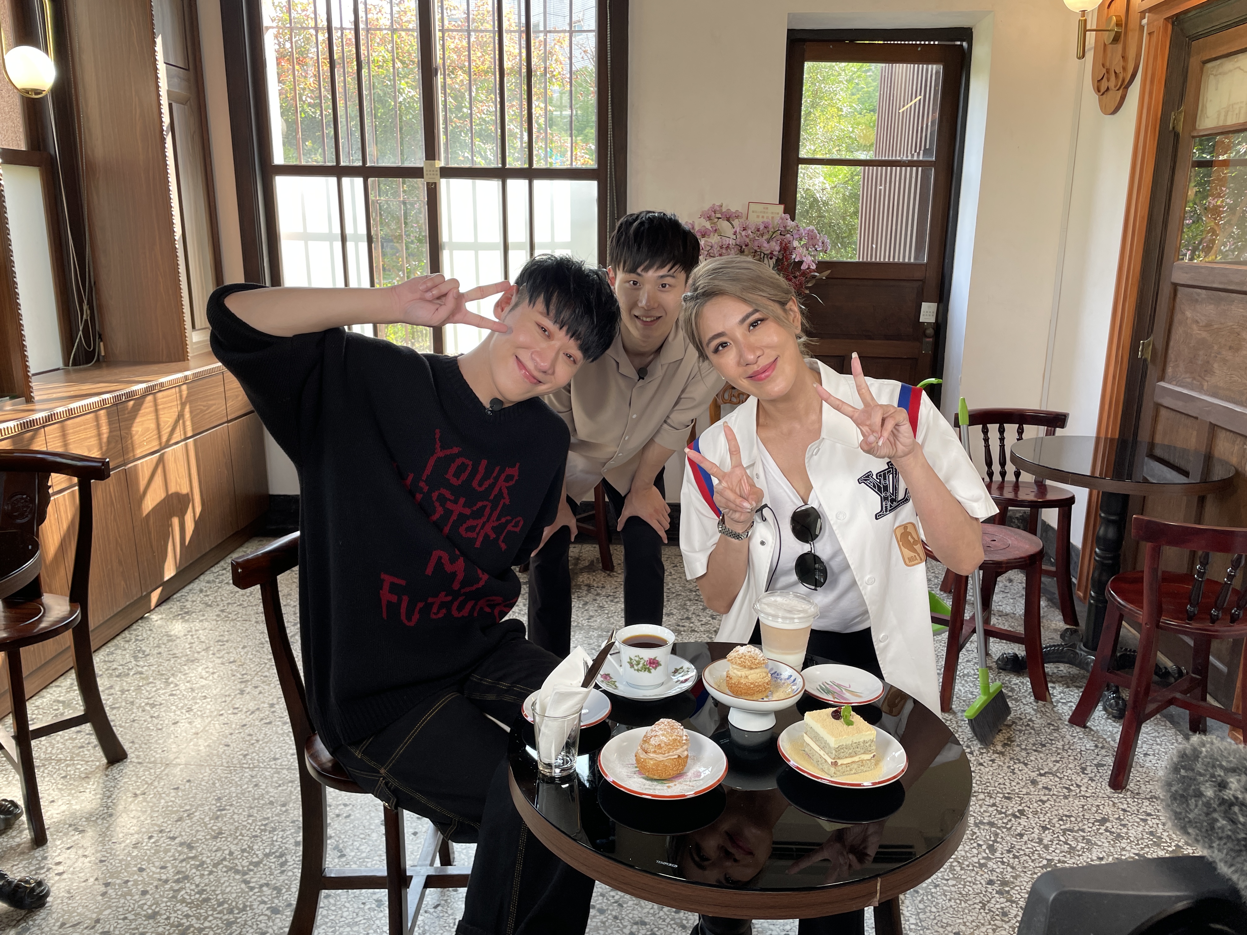 小禎入主《食尚》，製作單位請來小鮮肉「幫吃」。（TVBS提供）