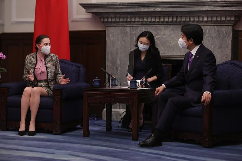 副總統賴清德在總統府內接見瑞典國會暨歐洲議會代表團成員。（總統府提供）