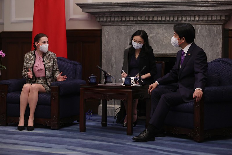 副總統賴清德在總統府內接見瑞典國會暨歐洲議會代表團成員。（總統府提供）