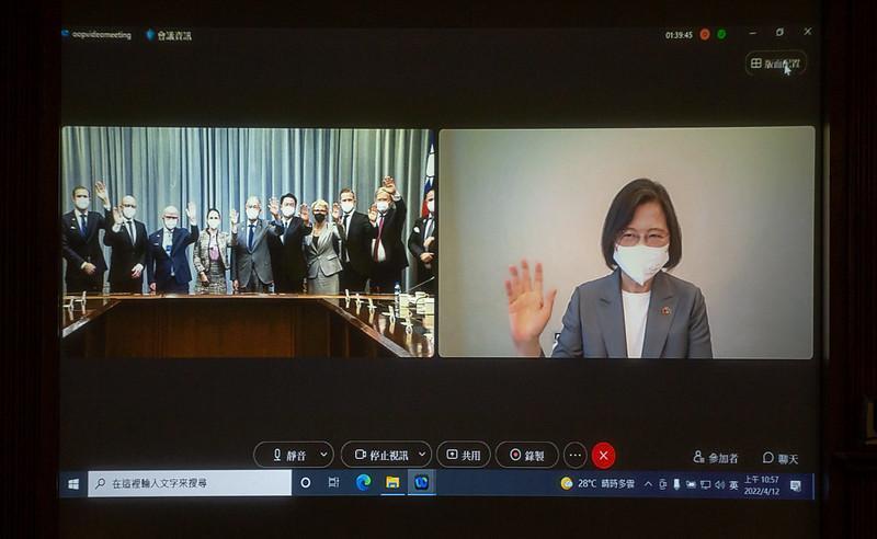 總統蔡英文透過視訊方式接見瑞典國會暨歐洲議會代表團。（總統府提供）