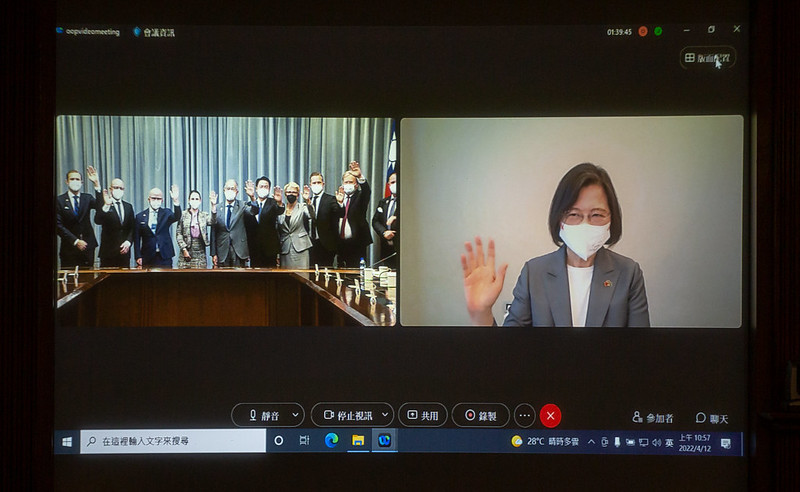 總統蔡英文透過視訊方式接見瑞典國會暨歐洲議會代表團。（總統府提供）