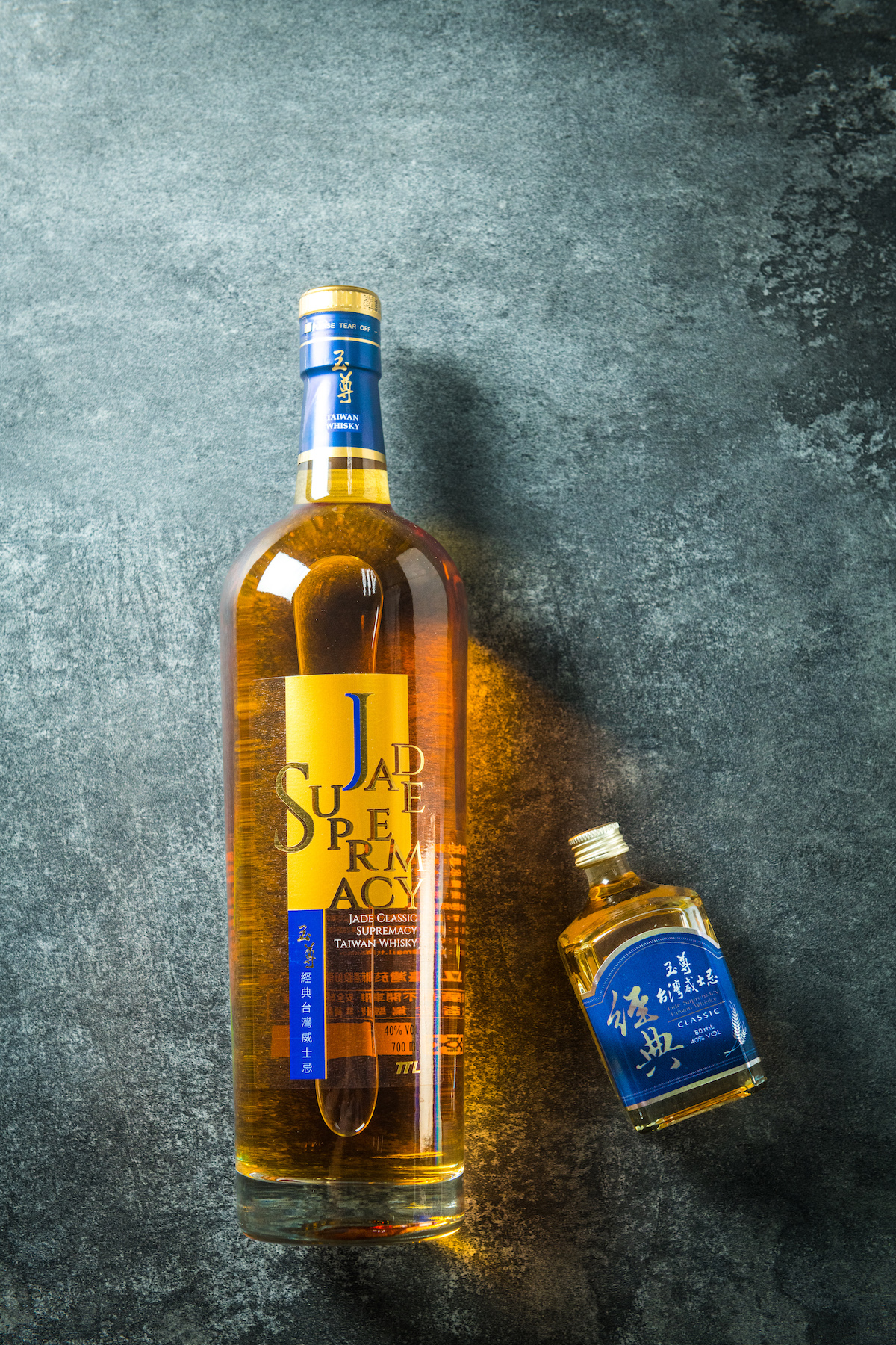 「玉尊經典台灣威士忌」以蘇格蘭威士忌調配，入口後浮現葡萄、梅乾、核果風味，尾韻帶有淡淡的泥煤。（550元／瓶）