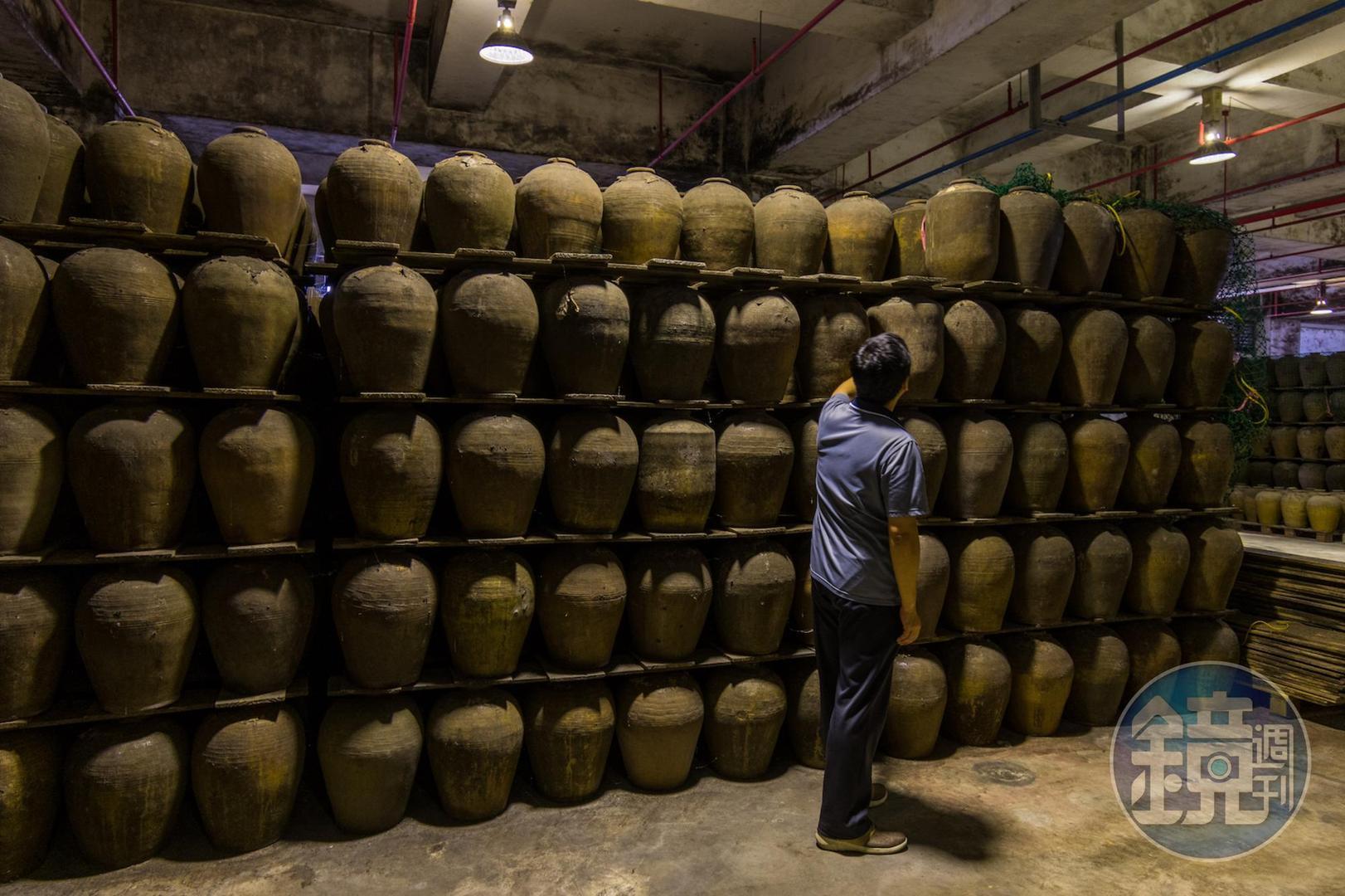 台中酒廠至今仍有許多陳年花雕酒在廠內陳放。
