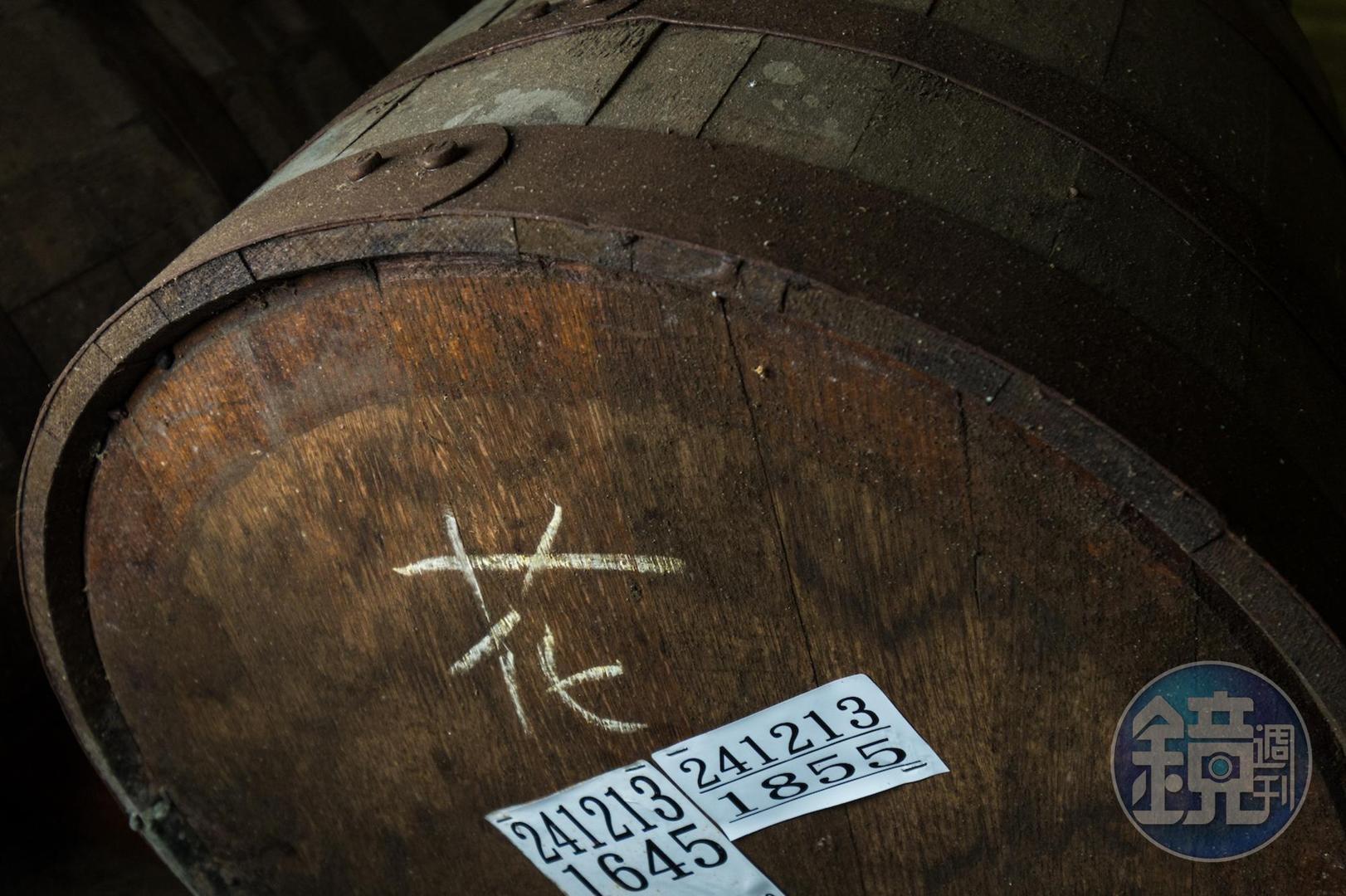 將花雕老酒放入舊波本桶養桶2年半，取出再放入4年的榖物威士忌桶陳。
