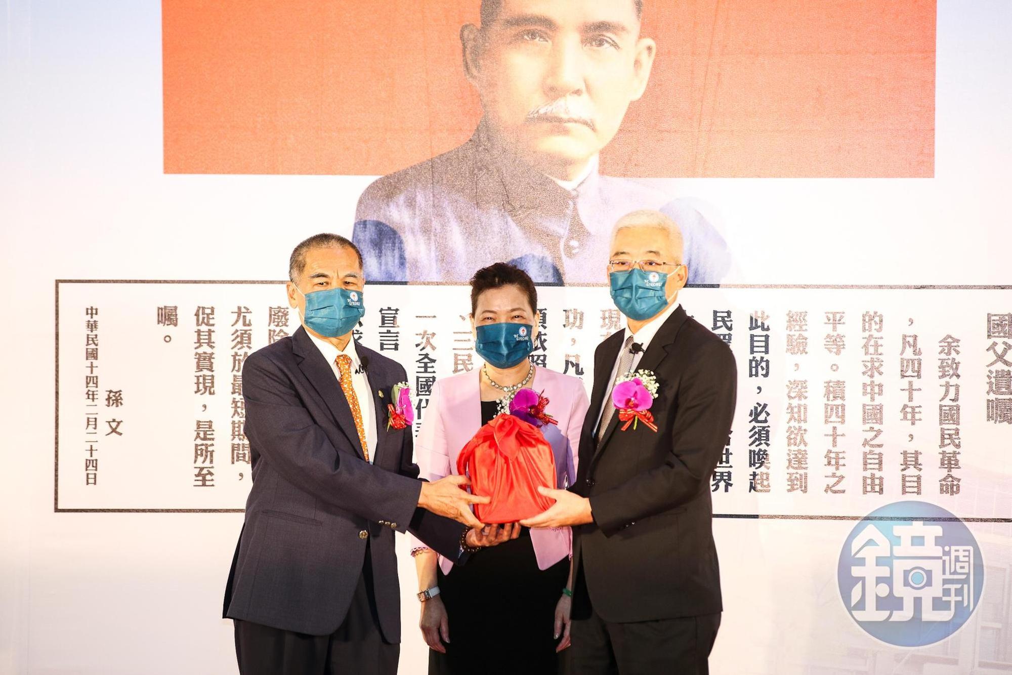 台灣中油於今（12日）上午舉辦新任董事長李順欽（左）及總經理方振仁（右）布達典禮，由經濟部長王美花（中）親自監交。