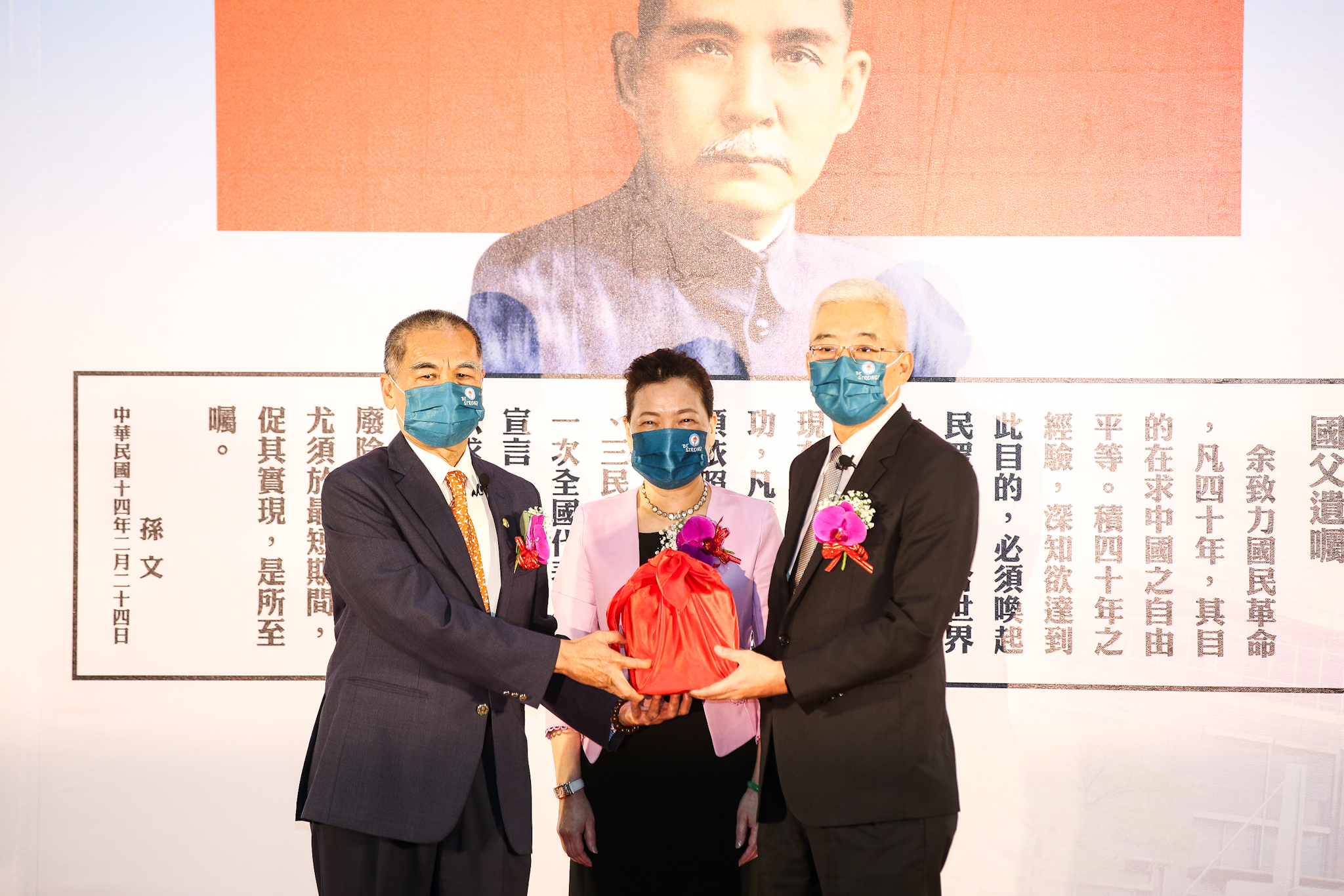 台灣中油於今（12日）上午舉辦新任董事長李順欽（左）及總經理方振仁（右）布達典禮，由經濟部長王美花（中）親自監交。