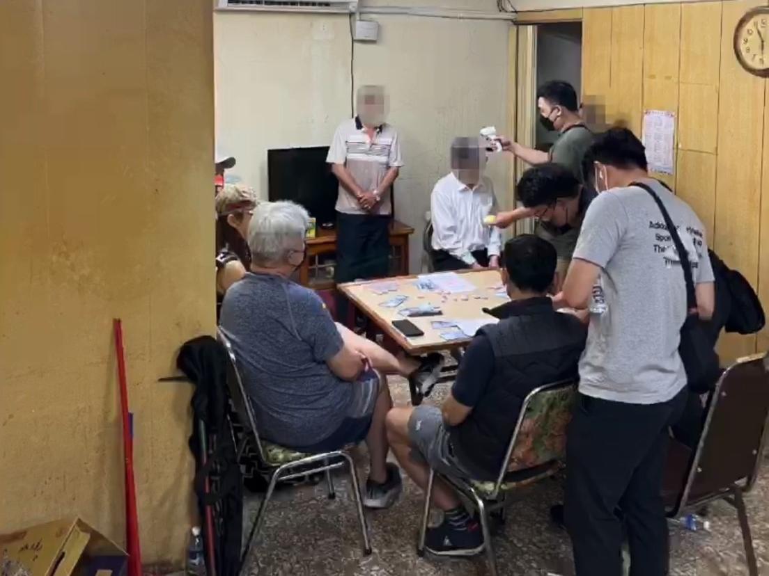 警方日前至該賭場搜索，當場查獲9名賭客及4萬餘元賭資。（翻攝畫面）