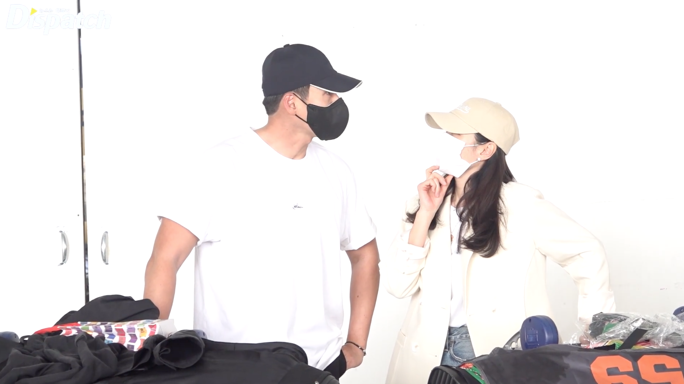 玄彬(左)與孫藝真在洛杉磯準備好好享受蜜月假期。(截圖自韓國D社)