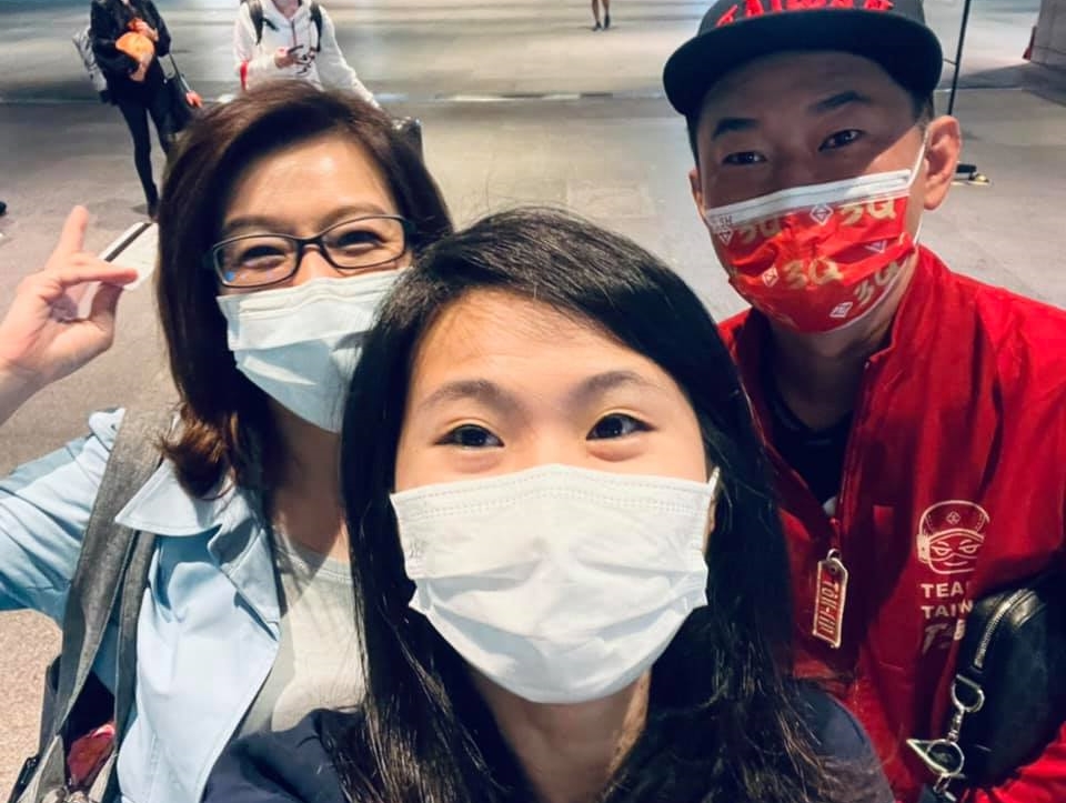 李雨蓁（中）在罷免陳柏惟（右）投票日當天，po出呼籲民眾前往監票的文章，遭台中市選委會認定涉嫌煽動反罷免並影響投票人，重罰50萬元。（翻攝自李雨蓁臉書）