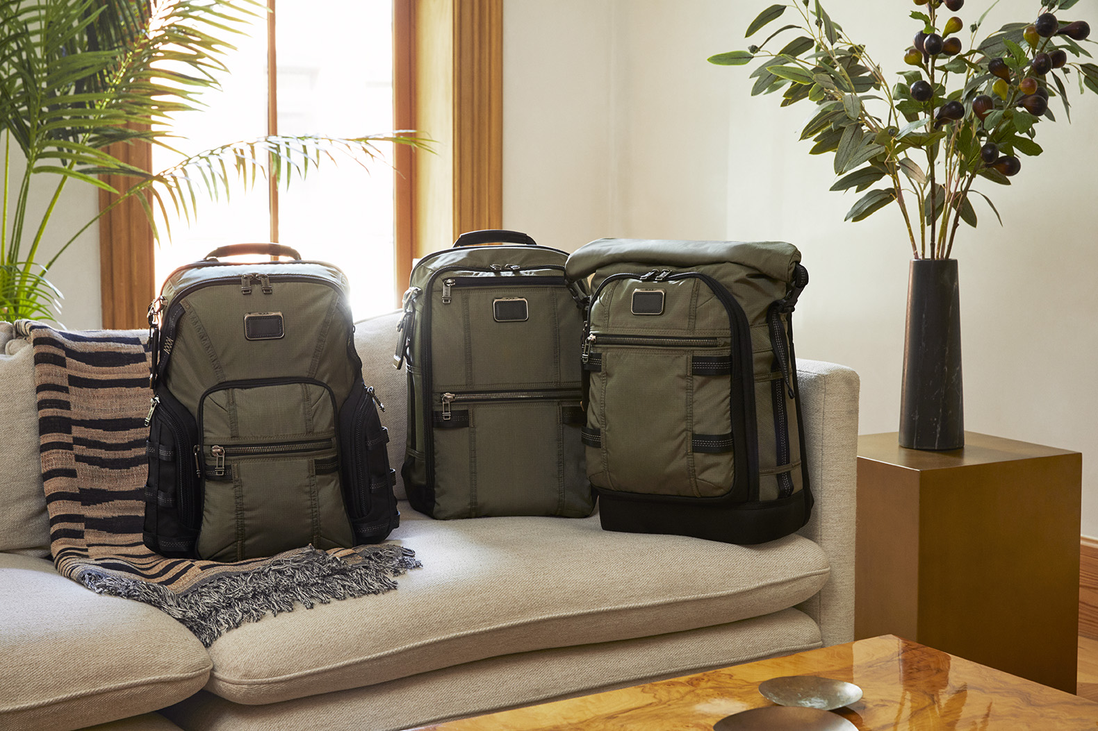 TUMI Alpha Bravo橄欖綠色是融入軍事風格設計的季節限定色。（俊嶽提供）