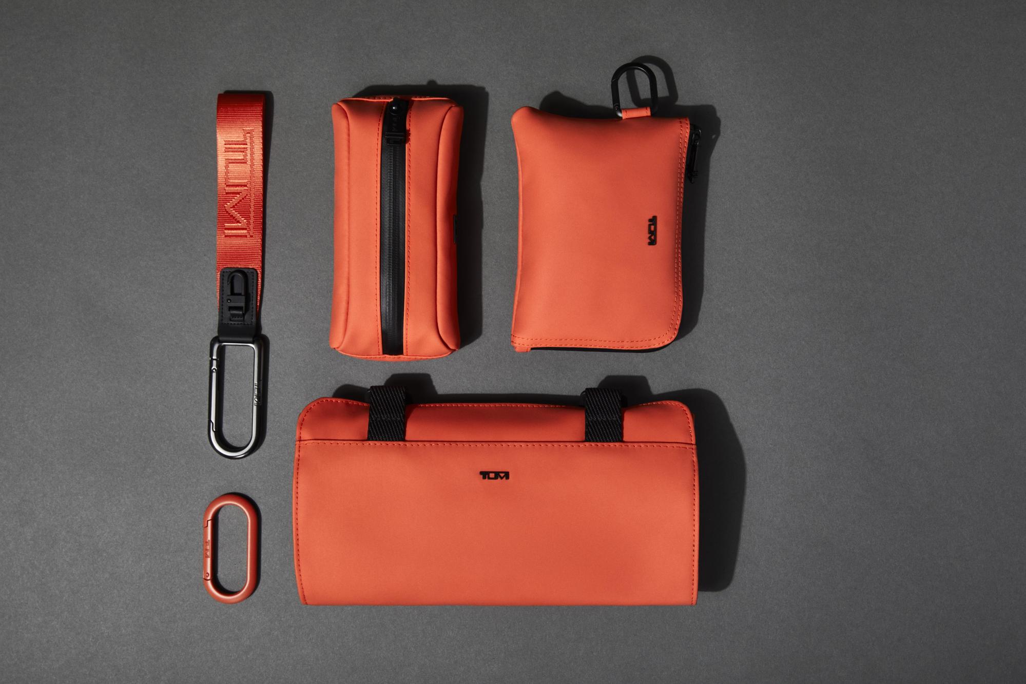 TUMI+火紅色travel accessories旅行配件系列。(俊嶽提供)