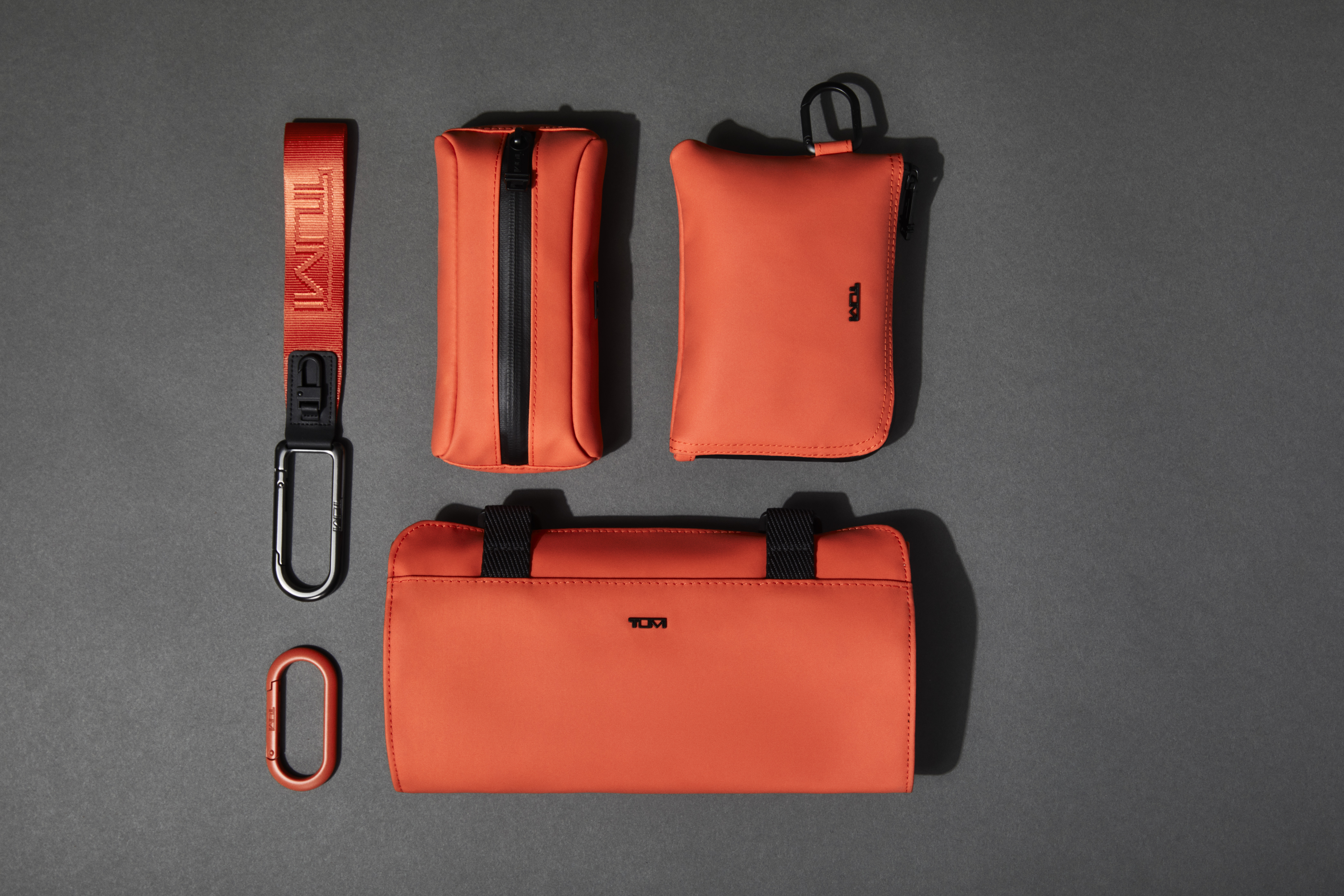 TUMI+火紅色travel accessories旅行配件系列。(俊嶽提供)