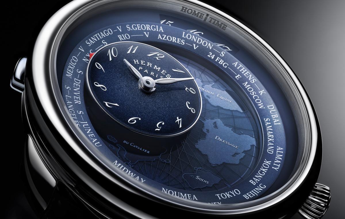 HERMES Arceau Le Temps Voyageur 愛馬仕以其自製機芯H1837為基礎，搭配獨家開發的世界時區衛星式副錶盤模組結構，以漫遊世界的方式環繞於面盤上顯示旅遊城市的當地時間，搭配12點鐘的家鄉時間，非常方便操作。共有41mm與38mm二種尺寸。定價約NT$745,000（38mm精鋼款）