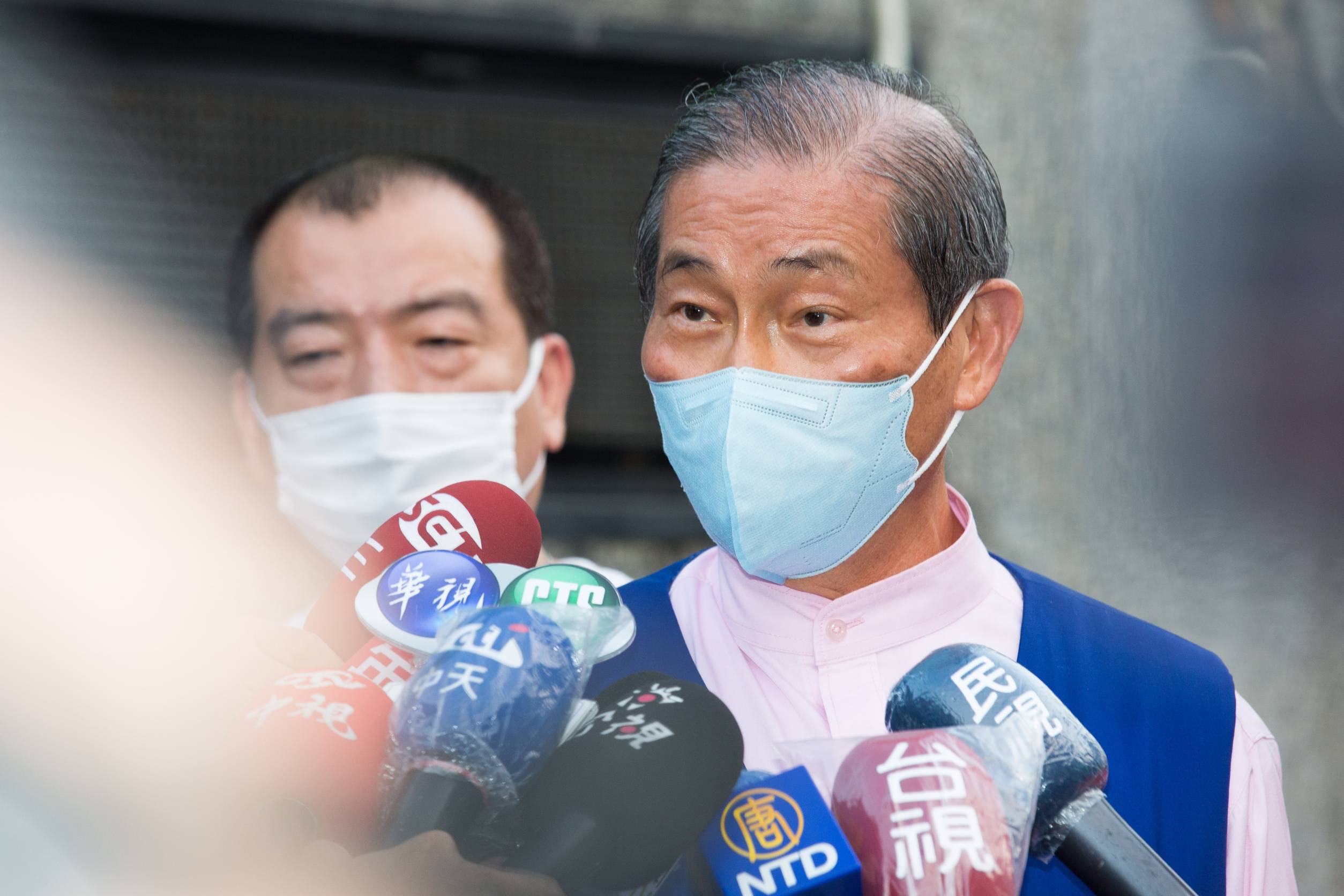 彰化地檢署檢官認為「白狼」張安樂涉犯妨害公務，惟無羈押之必要，諭知以30萬元交保。