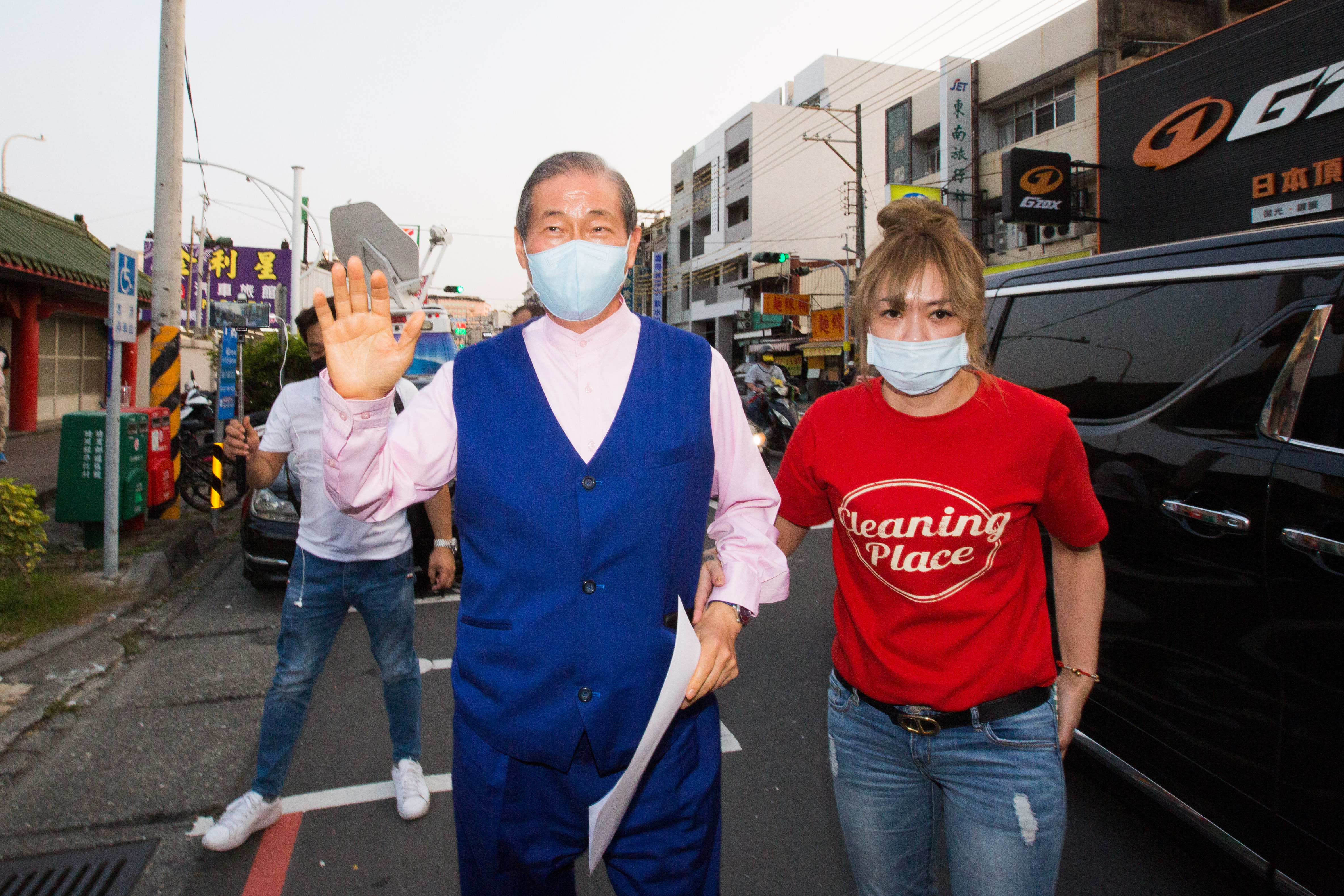 張安樂（左）晚間到彰檢應訊。