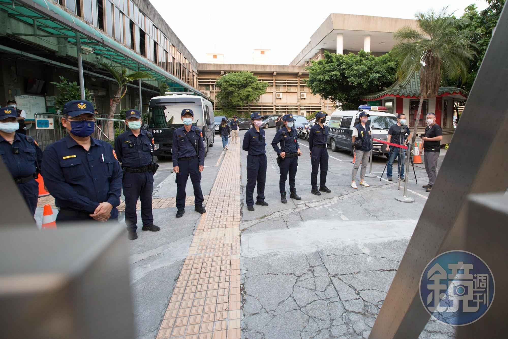 警方駐守彰檢防暴力發生。