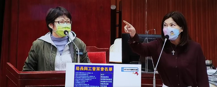 台北市議員游淑慧（右）調出勞動局特別費資料，質疑陳信瑜（左）向丈夫開設的異象公司進行多次採購，要求政風處徹查。（翻攝游淑慧臉書）