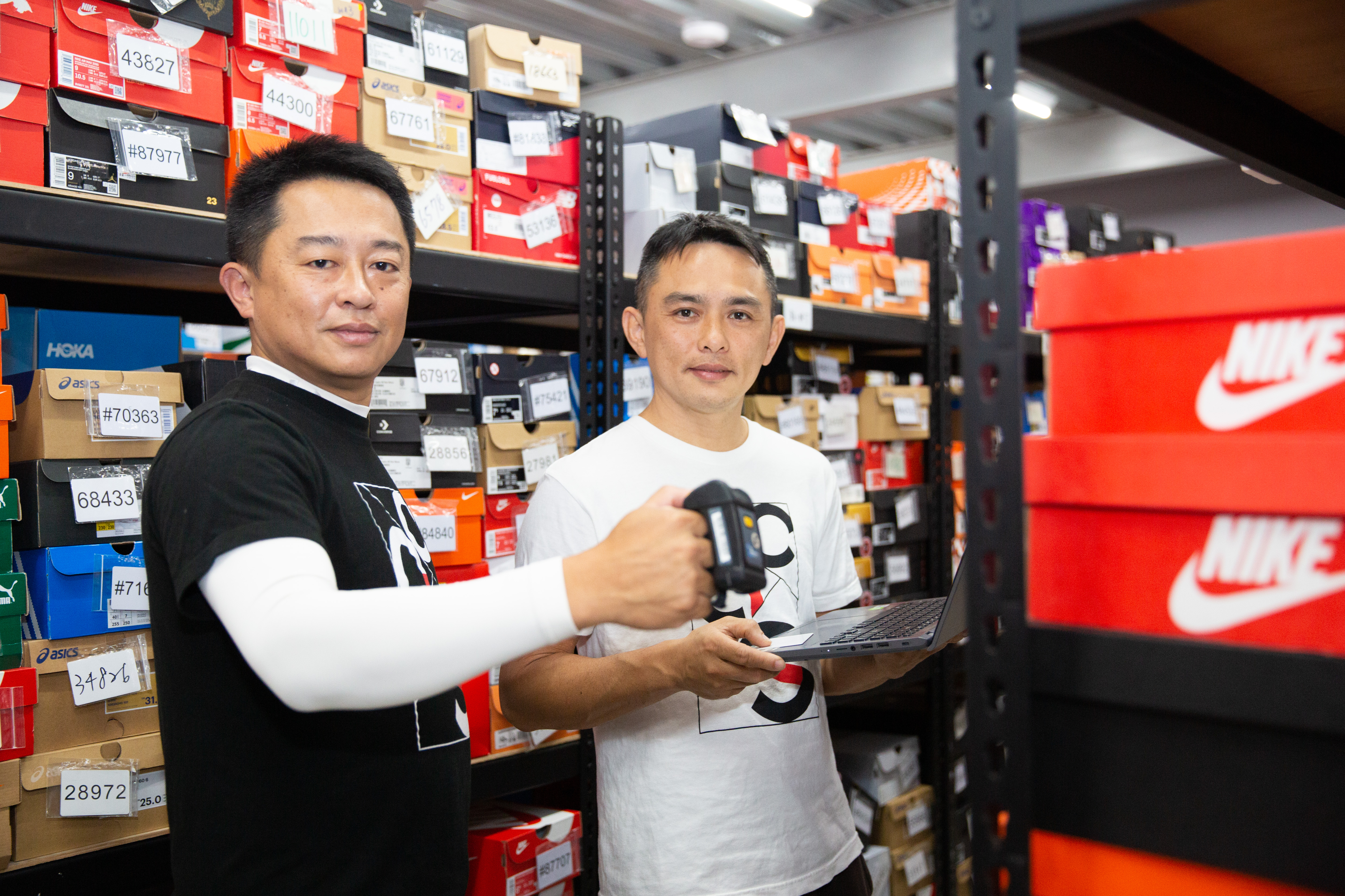 工程師背景的廖志元（左）自建ERP與共享庫存系統，即時管理逾7萬筆庫存，可做到零盤損。