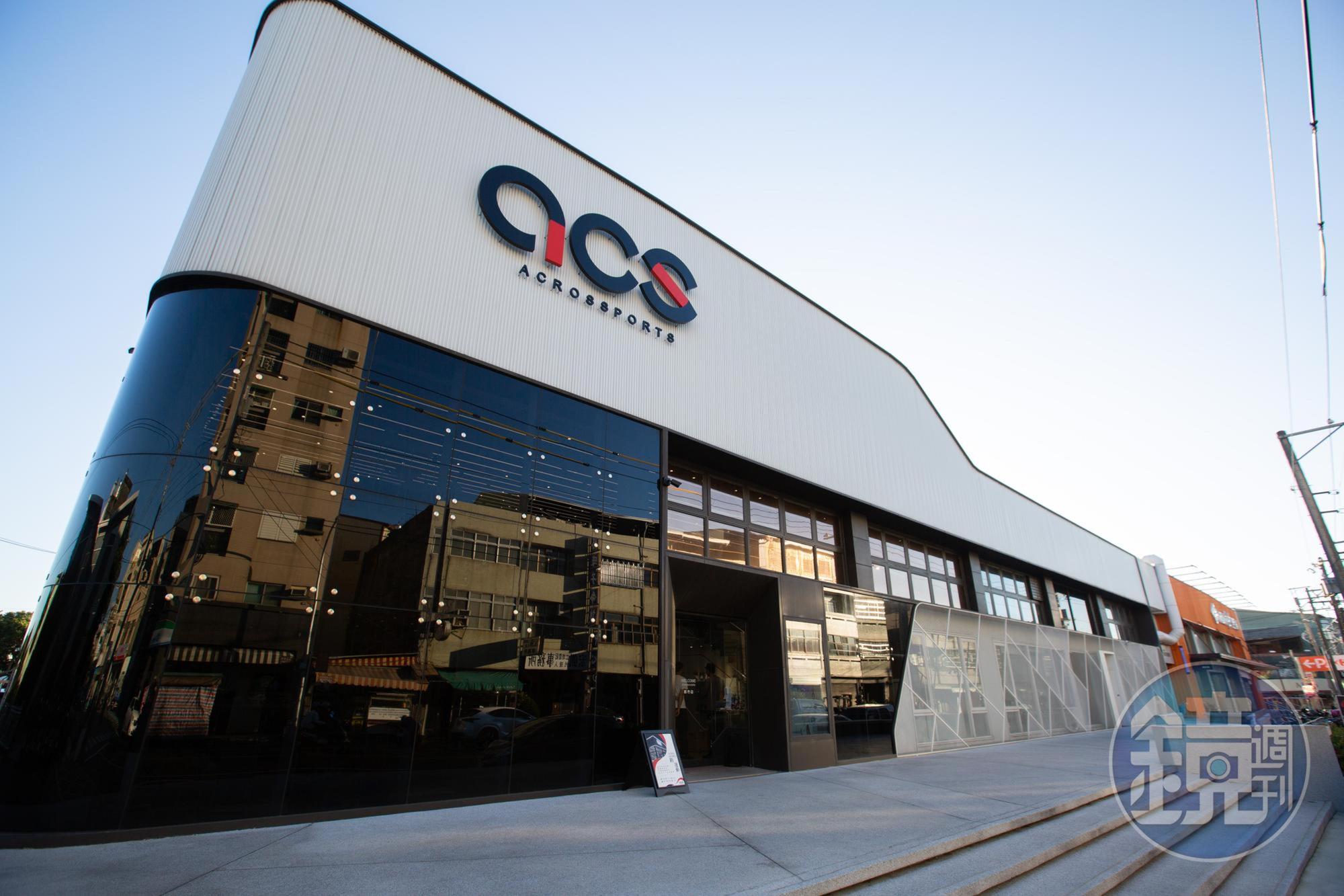 CS跨運動智慧概念店採前店後倉概念，總面積逾千坪，門市部分約140坪可展示逾400雙鞋款。